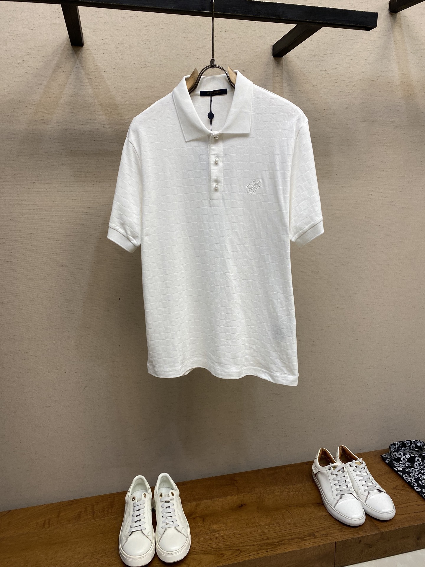 NO:502557,1V Louis Home 2025FW Early Autumn Series DAMIER Checkerboard Plaid Lapel Polo Shirt This lapel Polo Shirt is implicitly integrated into the full-frame Damier jacquard pattern, with embroidered Marque 1. Vuitton Déposée logo illuminates the line of sight. The pearlescent button top embellishment 1V logo highlights the noble and low-key style, and can be easily integrated into daily style. It is recommended to dry cleaning or reverse wrap laundry bags to quickly machine wash in cold water!  Size S-XL, louis vuitton,alexander wang198609091V 路易家 2025FW早秋系列DAMIER棋盘格子翻领Polo衫 本款翻领Polo衫为珠地棉含蓄融入全幅 Damier 提花织纹,以刺绣 Marque 1.Vuitton Déposée 标识点亮视线.珠光纽扣顶端点缀 1V标识彰显尊贵低调风尚,可轻松融入日常造型. 建议干洗或反面包裹洗衣袋冷水快速机洗！ 尺码S-XL,,louis vuitton,alexander wang,Men's clothing