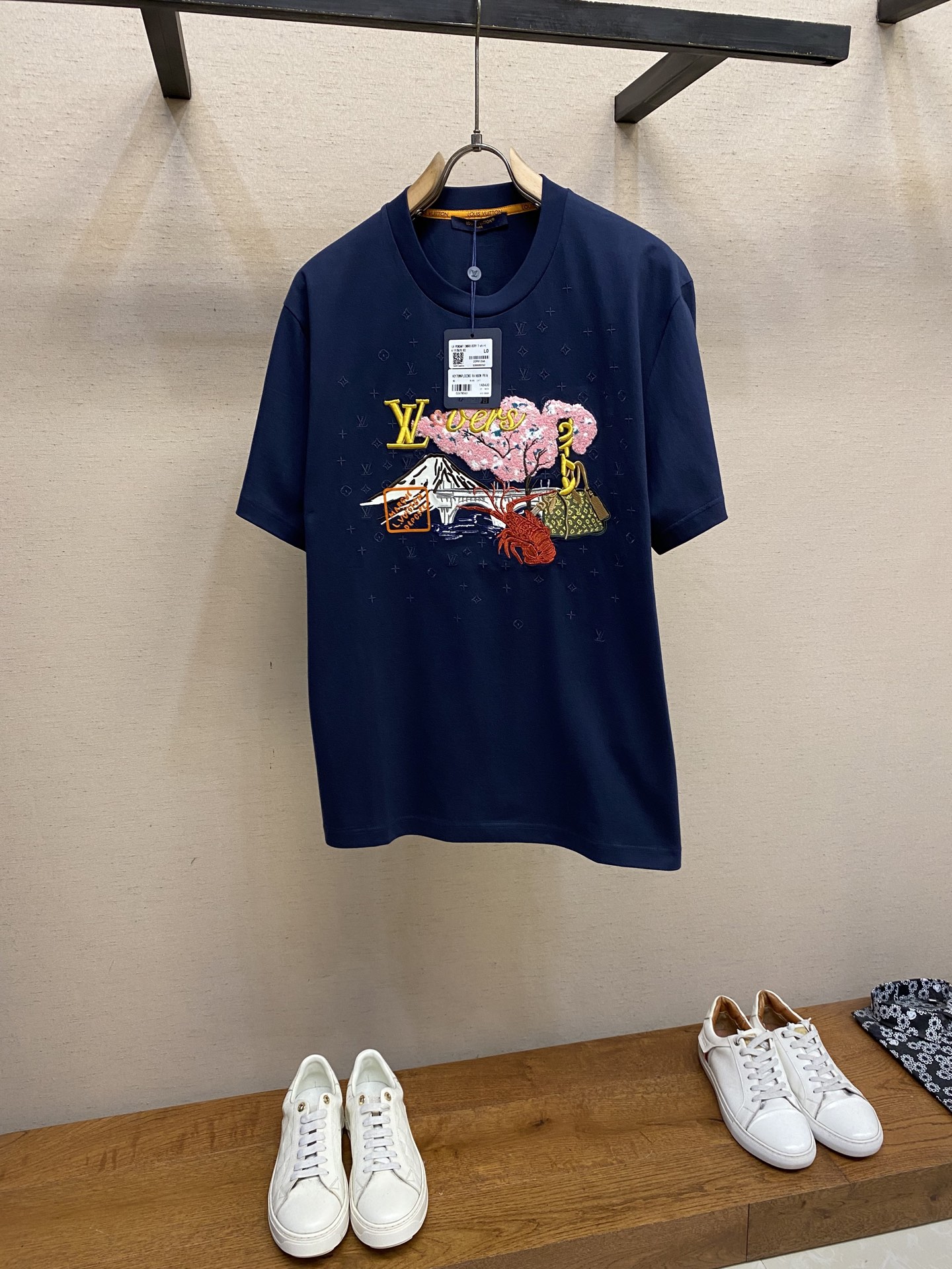 NO:502562,[Replica] 1V Louis Home 2025FW Early Autumn Series This cotton T-shirt captures the pattern created by Pharrell Williams and Nigo for the 2025 autumn and winter series. It uses a variety of embroidery needles to depict the vibrant beauty, showing the interesting fusion of Japanese traditional culture and brand elements. The low-key Monogram embroidery under the pattern adds delicate texture. It is recommended to dry cleaning or reverse wrap laundry bags to machine wash quickly!  Size S-XL, louis vuitton,alexander wang19860909【复刻】1V 路易家 2025FW早秋系列本款棉质 T 恤撷取 Pharrell Williams 与 Nigo 为 2025 秋冬系列联袂创作的图案,以多种刺绣针法描绘活力盎然的美景,展现日本传统文化与品牌元素的妙趣融合.图案下方的低调 Monogram 刺绣再添细腻肌理. 建议干洗或反面包裹洗衣袋冷水快速机洗！ 尺码S-XL,,louis vuitton,alexander wang,Men's clothing