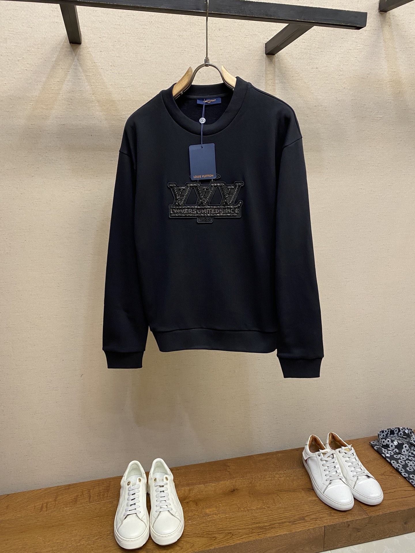 NO:523531,1V, Black Diamond Chain round neck sweatshirt Original, 700 purchase; Pure cotton fish scale bottom fabric, standard version, ribbed collar, cuffs and hem, and logo patches on the chest, constructed with illuminated rhinestone and beads # Pure cotton fish scale bottom fabric uses 16S single yarn S single yarn fish scale setting sweatshirt fabric, 380g with 21S 2*2 threads, 470g. Fish scale bottom fabric forms fish scale-like texture through specific weaving process, and the plates are arranged and interwoven according to warp and weft rules and shapes to ensure clear texture and excellent texture. The fabric has been finely made and processed, with good durability, lightness, softness, and breathability. # The logo patches on the chest  The craftsmanship features combine the fine texture of jewelry inlays and the flexibility and agility of embroidered fabrics to form a unique composite decorative art. Through suspended seam inlays and beading piles, a 3D embossed texture is created on the flat fabric base with a rich touch. Pure handmade craftsmanship, the inlays in the jewelry inlays simulate metal claw inlays. The illuminated rhinestone serves as the visual focus to provide a brilliant luster. Beads are used to fill in details and soften the edges of the hard stone. The fabric base gives the overall flexibility and plasticity to fit the curved surface. # Standard layout design adopts loose design, whether it is shoulders, chests or lengths to extend the layout design. The neckline, cuffs and hem are used to make the sweatshirt more three-dimensional and textured. At the same time, the tailoring of the clothes has also been carefully adjusted to ensure that it fits without being tight when worn.  Size XS-L, hoodie, sweatshirts, alexander wang198609091V,黑钻章仔圆领卫衣 原,700购买；纯棉质鱼鳞底面料、标准版型、罗纹衣领、袖口和下摆、胸前呈现标识贴饰、以莹泽莱茵石和串珠构筑 # 纯棉鱼鳞底面料 采用16S单纱S单纱鱼鳞定卫衣面料,380g搭配21S 2*2螺纹,470g.鱼鳞底面料通过特定的织造工艺形成鱼鳞状底纹,对版按照经纬规律和形状进行排列交织,以确保纹理清晰、质地优良.面料经过精细的制作加工,具有良好的耐穿性、轻薄柔软、透气性好. # 胸前呈现标识贴饰 工艺特点融合了珠宝镶嵌的精工质感与刺绣布艺的柔韧灵动,形成独特的复合型装饰艺术.通过悬浮缝嵌工艺和串珠堆砌,在平面布基上打造3D浮雕质感,触感丰富. 纯手工工艺制作,将珠宝镶嵌中的包镶模拟金属爪镶.莹泽莱茵石作为视觉焦点,提供璀璨光泽.串珠用于填充细节,柔化硬石边缘.布艺基底赋予整体柔韧可塑性,贴合曲面. # 标准版型设计 采用宽松设计,无论是肩部、胸部还是衣长对版型设计延伸制作.领口、袖口和下摆等部位都采用了精致的车线工艺,使得卫衣更加立体有质感.同时,衣身的剪裁也经过精心调整,确保穿着时合身而不紧绷. 尺码XS-L,,hoodie,sweatshirts,alexander wang,Men's clothing