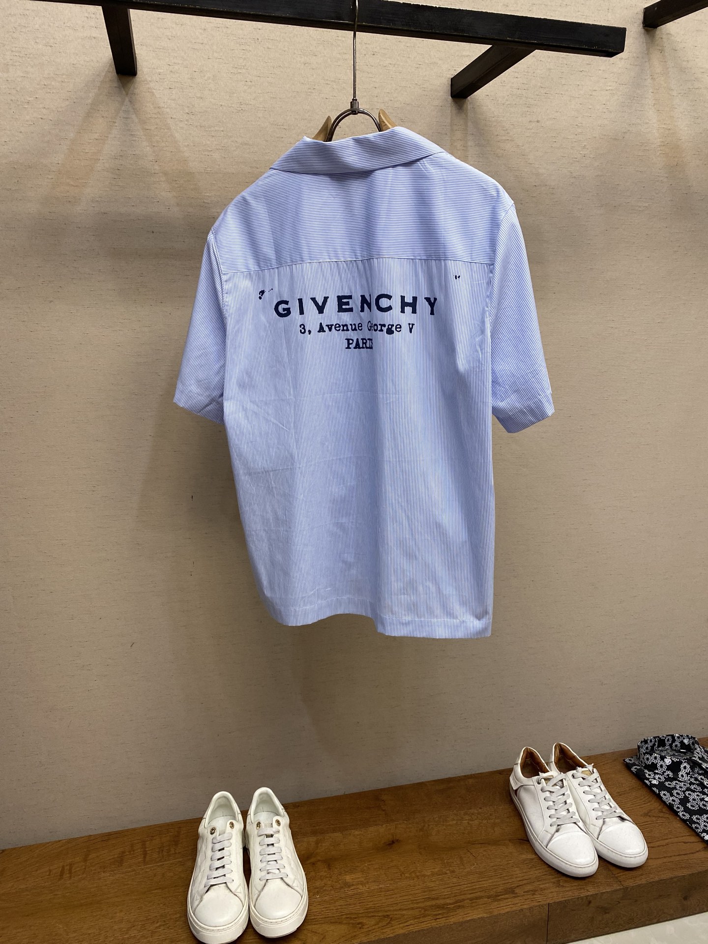 Givenchy 25/SS Collection: Size S-XL Log Print T-Shirt – Product Details and Availability - 图片 2