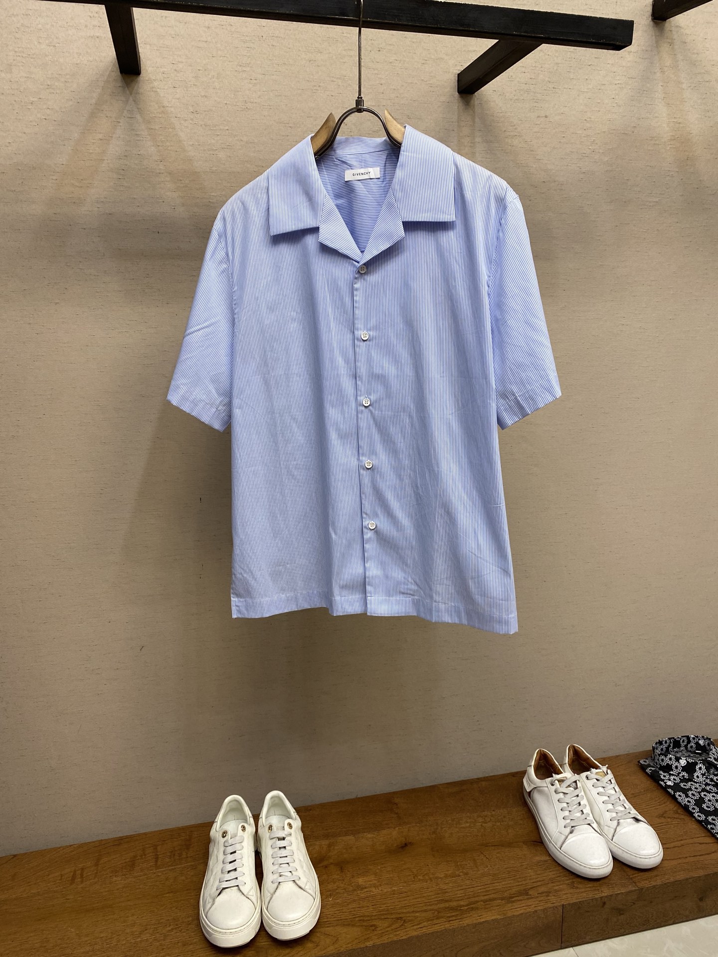 Givenchy 25/SS Collection: Size S-XL Log Print T-Shirt – Product Details and Availability - 图片 1