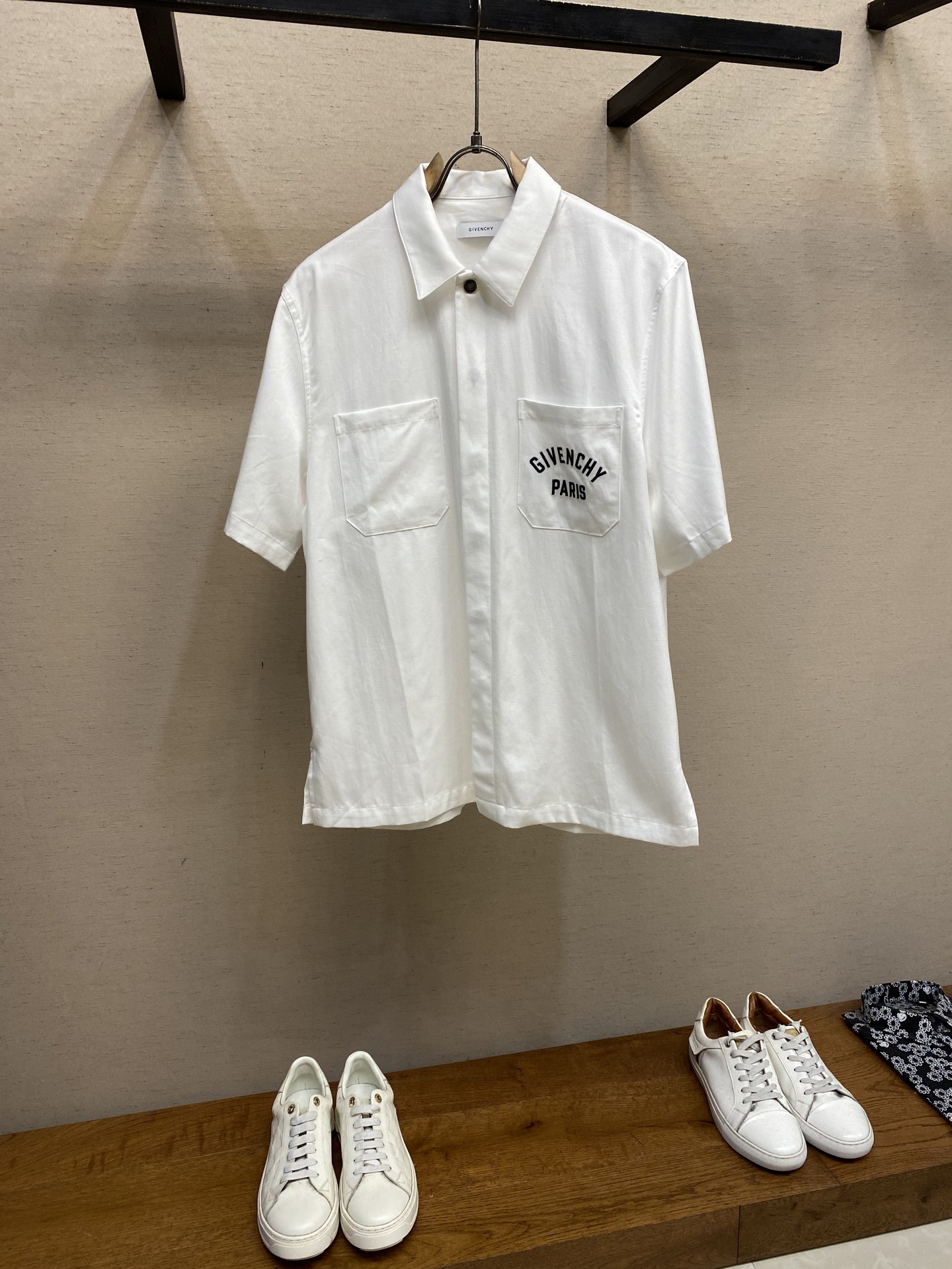 P696 🌟🌟 Givenchy, 25/SS Bag embroidered logo shirt, slashed full cotton, top version Size: S-XL - 图片 1