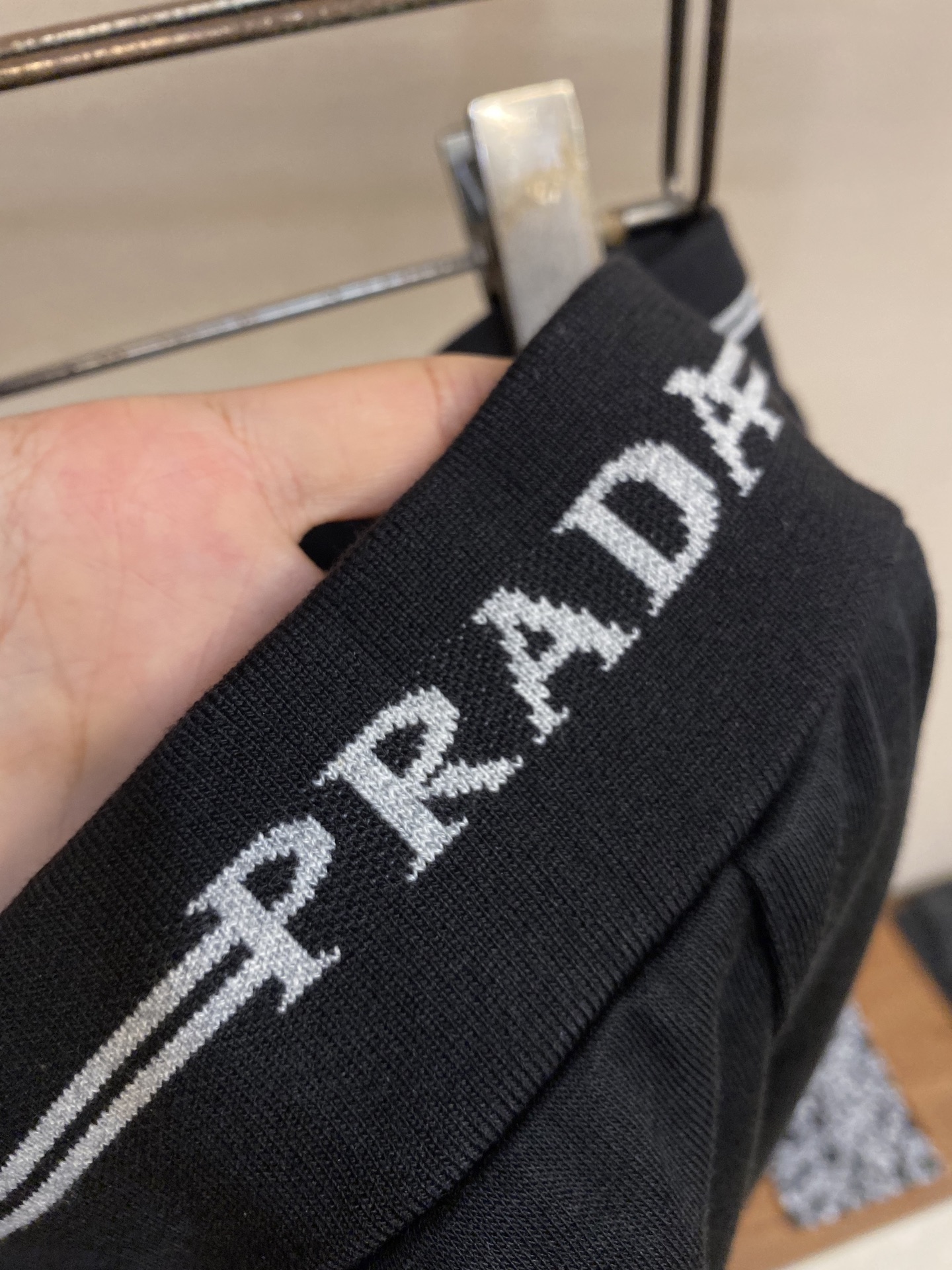 Prada Men’s Leisure Pants: Fashionable and Comfortable for Outdoor Activities - 图片 4