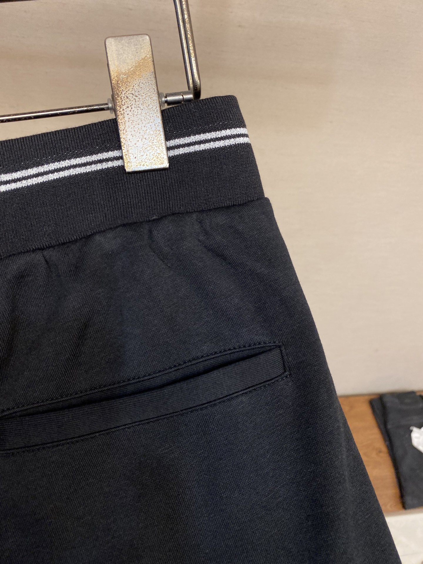 Prada Men’s Leisure Pants: Fashionable and Comfortable for Outdoor Activities - 图片 8