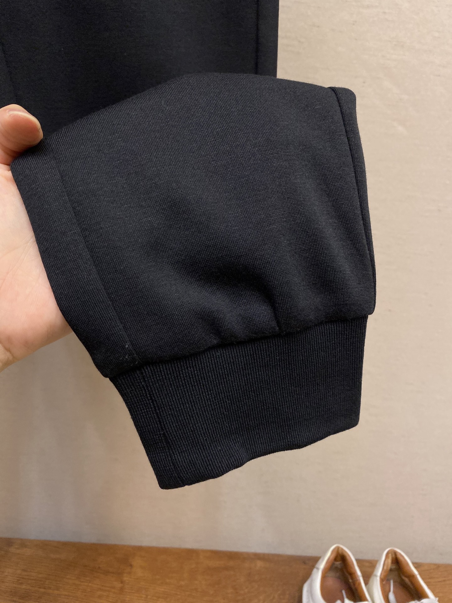 Prada Men’s Leisure Pants: Fashionable and Comfortable for Outdoor Activities - 图片 6