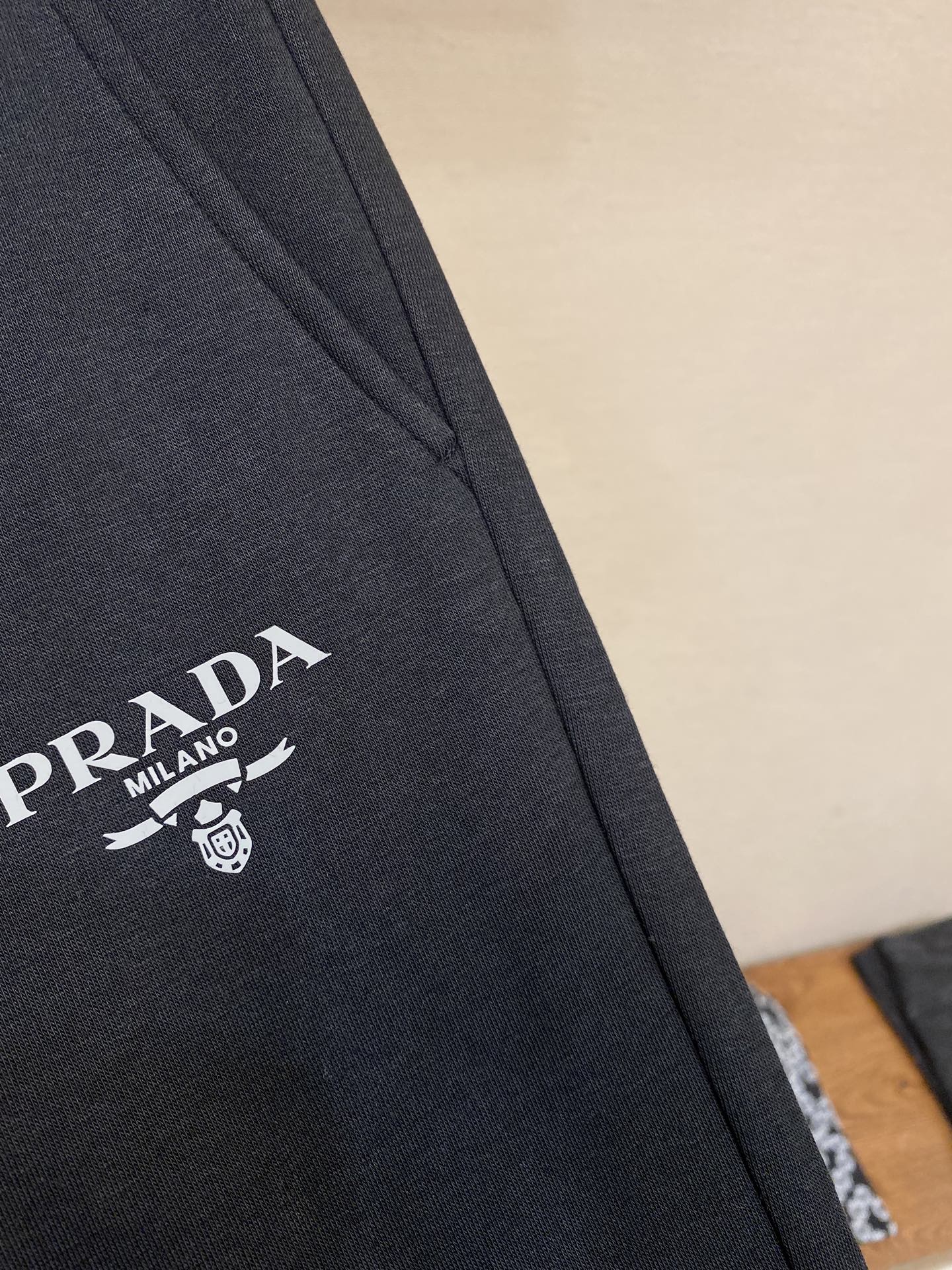 Prada Men’s Leisure Pants: Fashionable and Comfortable for Outdoor Activities - 图片 5