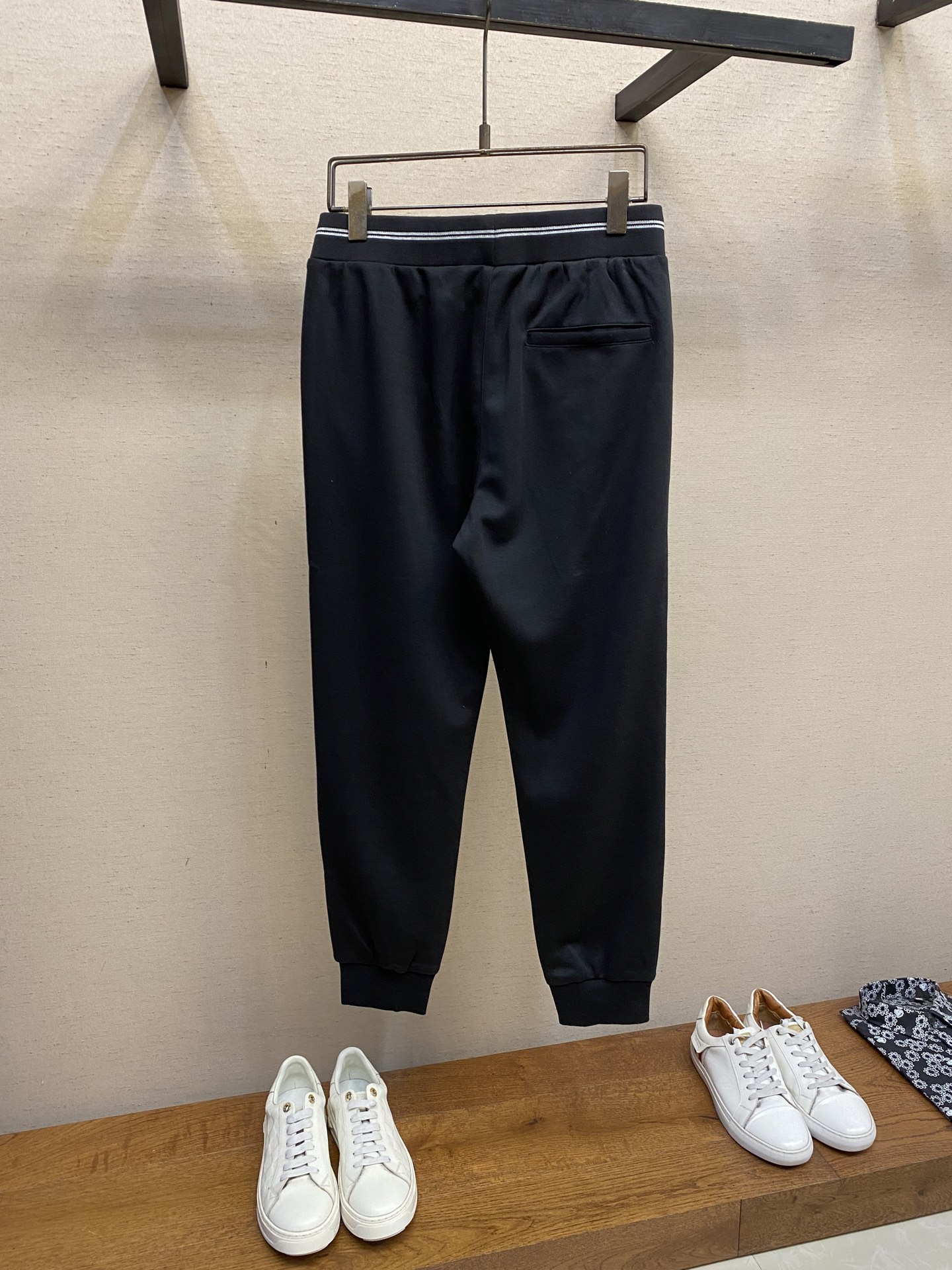 Prada Men’s Leisure Pants: Fashionable and Comfortable for Outdoor Activities - 图片 2