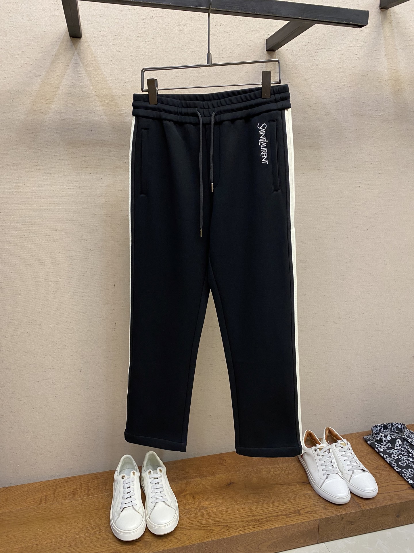 NO:502518,SLP... Men's casual pants The latest top-body style is invincible!  This pants are very versatile, elastic waist, and can be worn for daily work. They are a perfect combination of fashionable and leisure and outdoor sports, so whether you wear them normally or outdoors, they are your best choice. Extreme comfort and quick sweating are the most popular key points, improving the comfort of wearing and suitable for aerobics and trail running conditions. This style is a jogging casual pants with an extremely wide range of applications, allowing you to naturally maintain a love for sports in summer, or you can wear them in casual life. Size S-4xl, loro piano, alexander wang19860909SLP…….男士休闲裤 最新款上身版型无敌正！ 绝对可以闭眼收的一款 此款裤子非常百搭,弹力腰围,日常上班 户外运动都可以穿着,是时尚休闲与户外运动的完美结合,所以无论您平时穿或者户外穿都是您的最佳选择. 极致舒适和快速排汗是备受青睐的重点,提升穿着舒适度,适合有氧运动和越野跑条件下穿着,此款是一件适用范围极其广泛的跑步休闲裤,让你在夏天自然可以保持对运动热爱,也可以在休闲生活中穿着 尺码S-4xl,,loro piana,alexander wang,Men's clothing