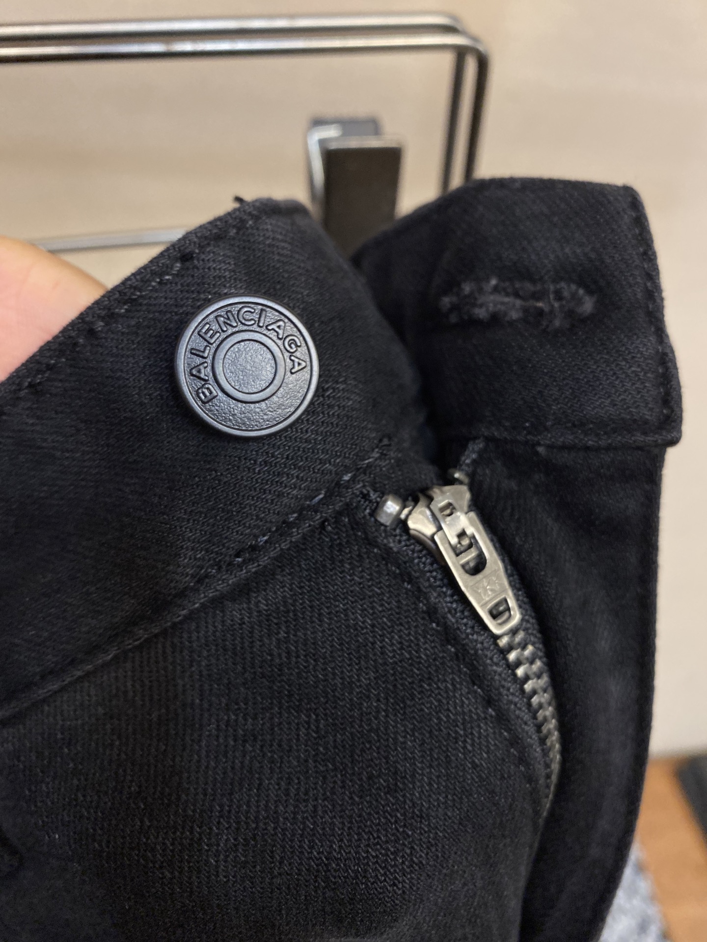 Balenciaga 2025 Jeans Review: Comfortable Leg-Modified Style for Versatile Outfits - 图片 4
