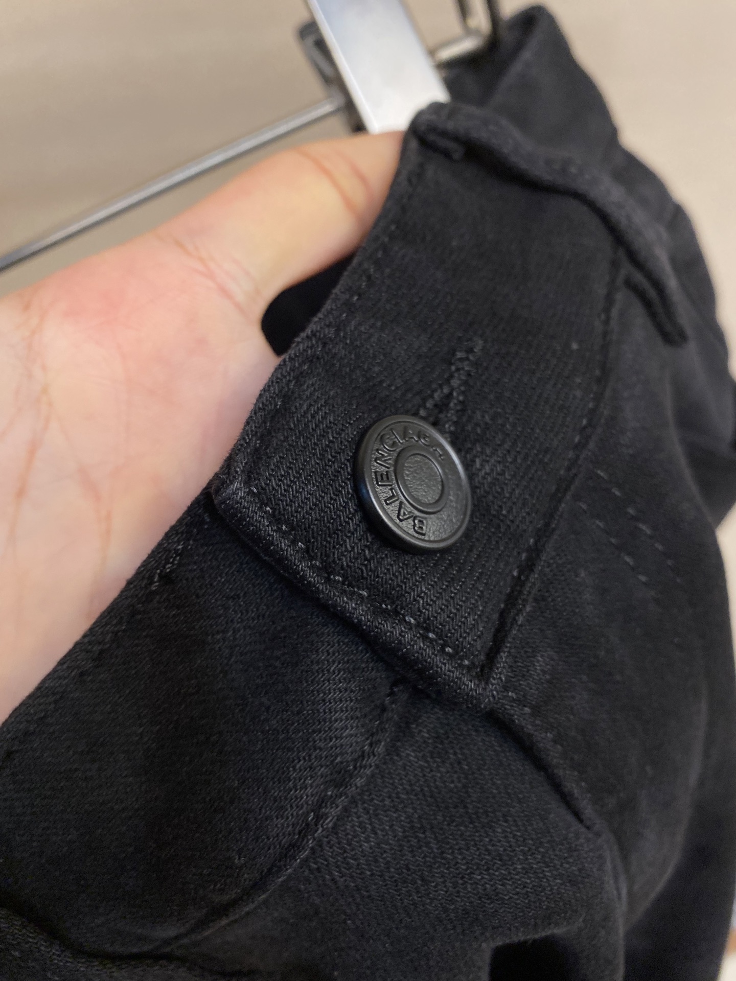 Balenciaga 2025 Jeans Review: Comfortable Leg-Modified Style for Versatile Outfits - 图片 3
