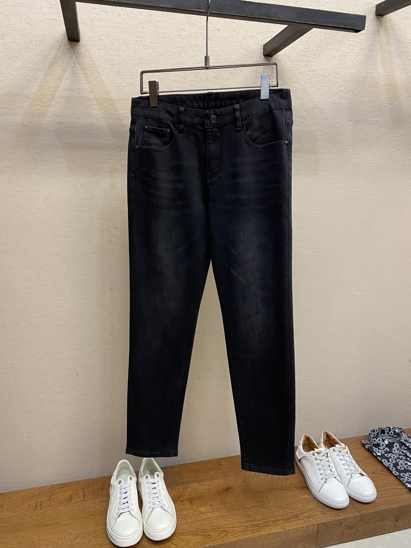 Balenciaga 2025 Jeans Review: Comfortable Leg-Modified Style for Versatile Outfits - 图片 1