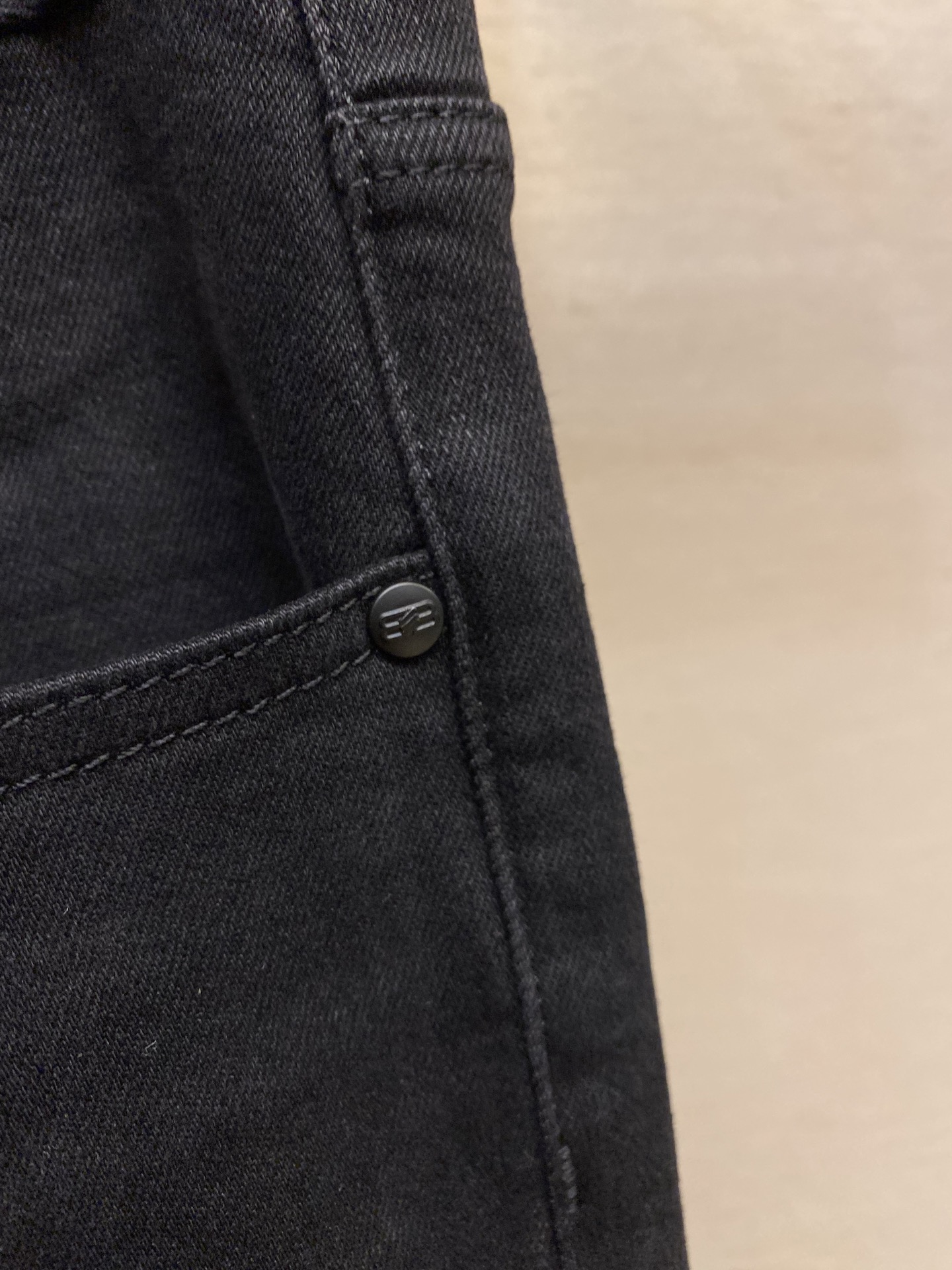 Balenciaga 2025 Jeans Review: Comfortable Leg-Modified Style for Versatile Outfits - 图片 8