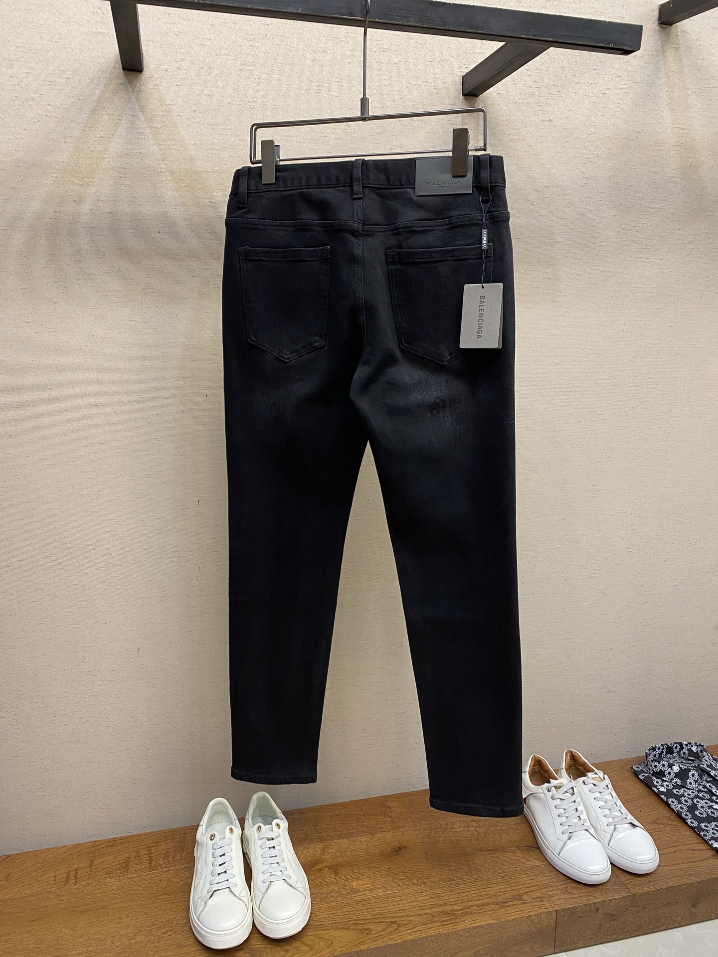 Balenciaga 2025 Jeans Review: Comfortable Leg-Modified Style for Versatile Outfits - 图片 2