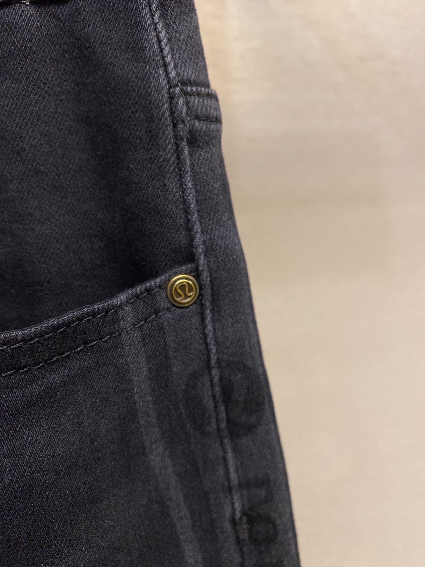 “P648 =2025s Jeans Review: Comfortable Leg-Modified Style, Versatile Sizing for Any Outfit” - 图片 5