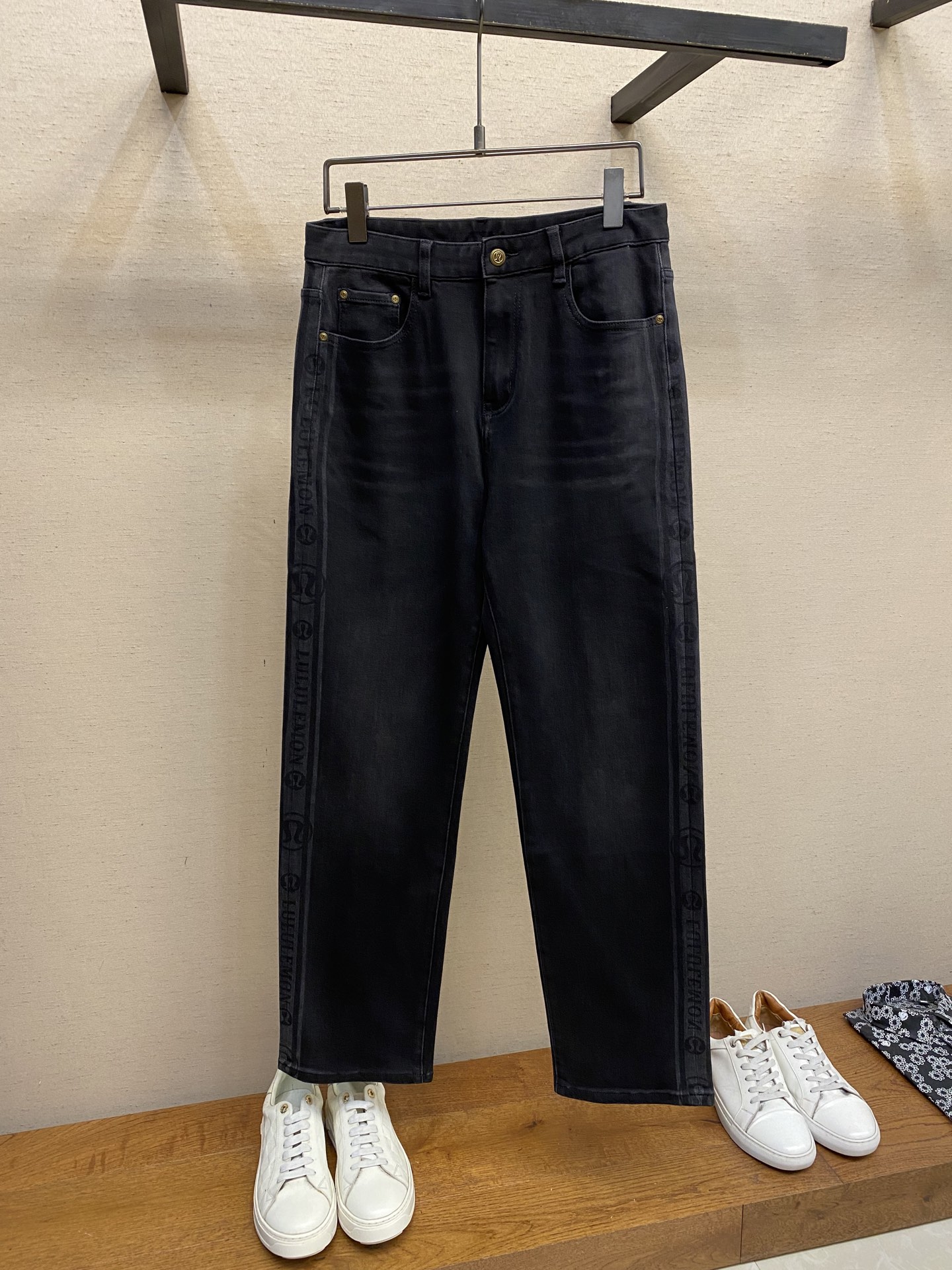 “P648 =2025s Jeans Review: Comfortable Leg-Modified Style, Versatile Sizing for Any Outfit”