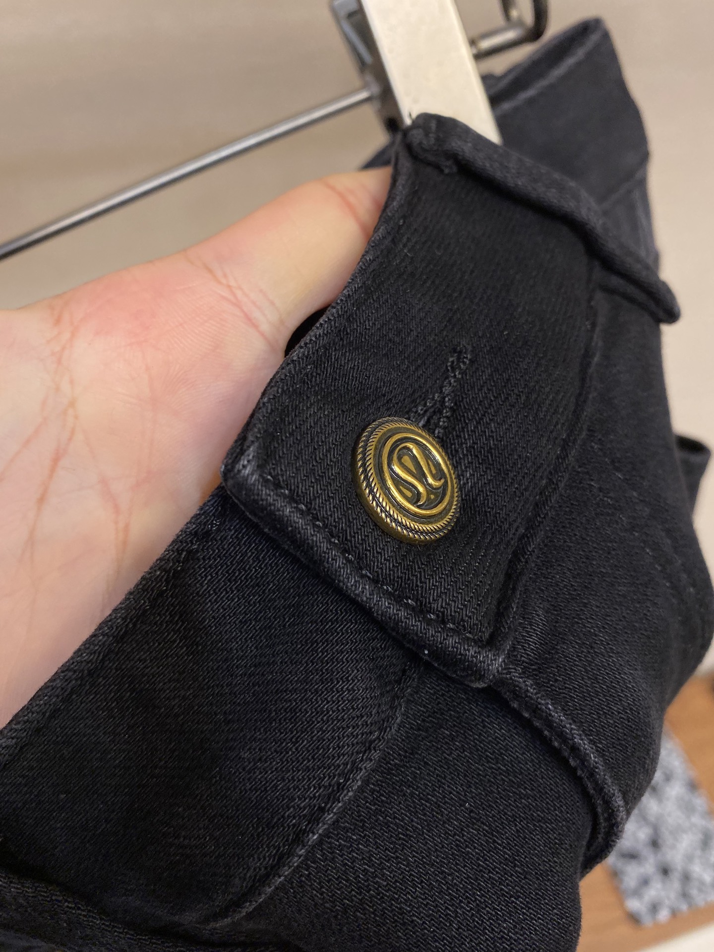 “P648 =2025s Jeans Review: Comfortable Leg-Modified Style, Versatile Sizing for Any Outfit” - 图片 3