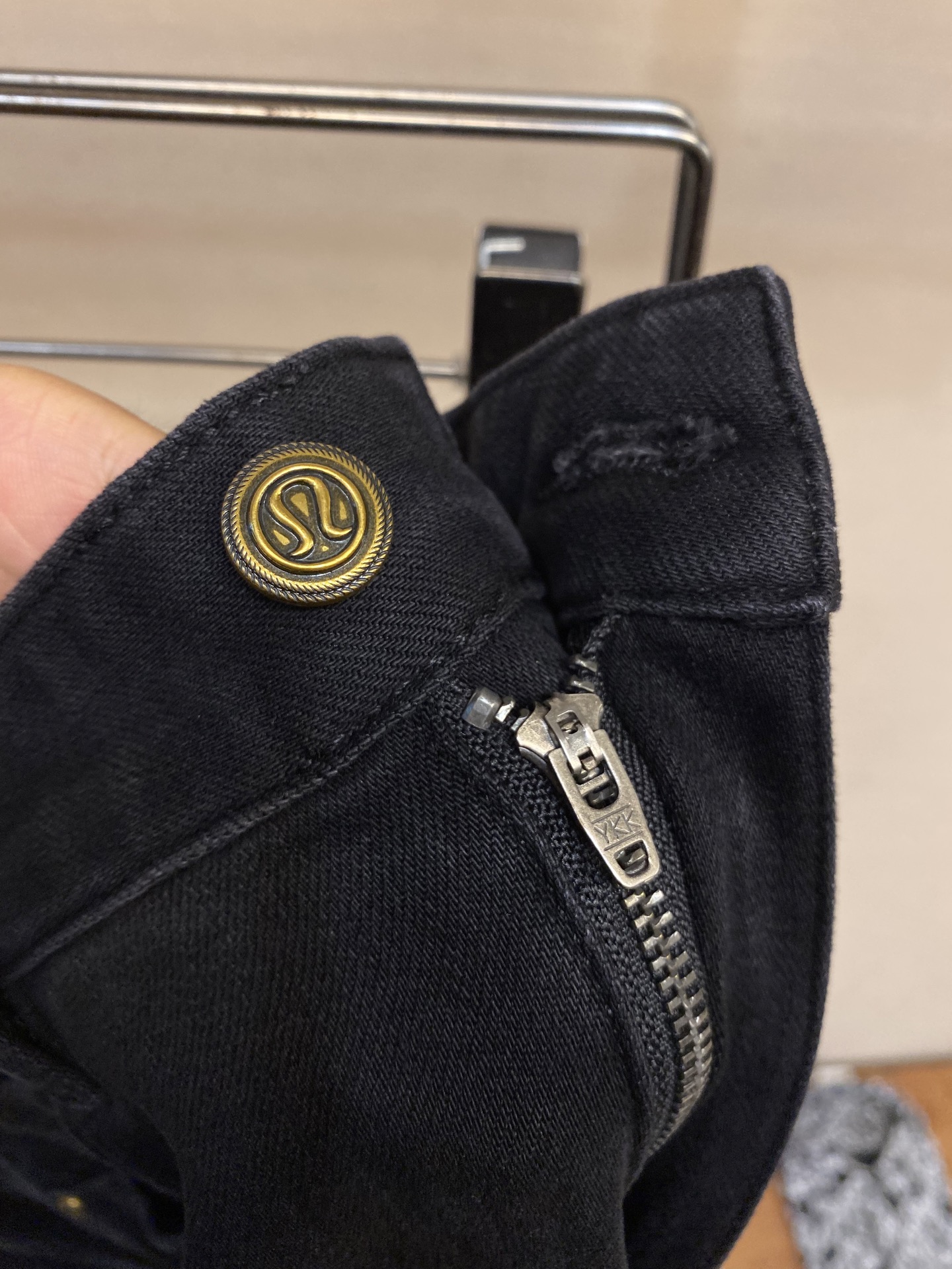 “P648 =2025s Jeans Review: Comfortable Leg-Modified Style, Versatile Sizing for Any Outfit” - 图片 4