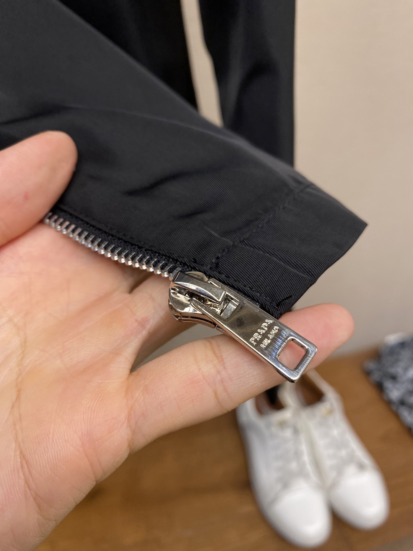 “Prada 25-SS Coloured Badge Long Sleeve Jacket Review: Authentic 7626 Windbreaker Customized Details Size S-XL” - 图片 6