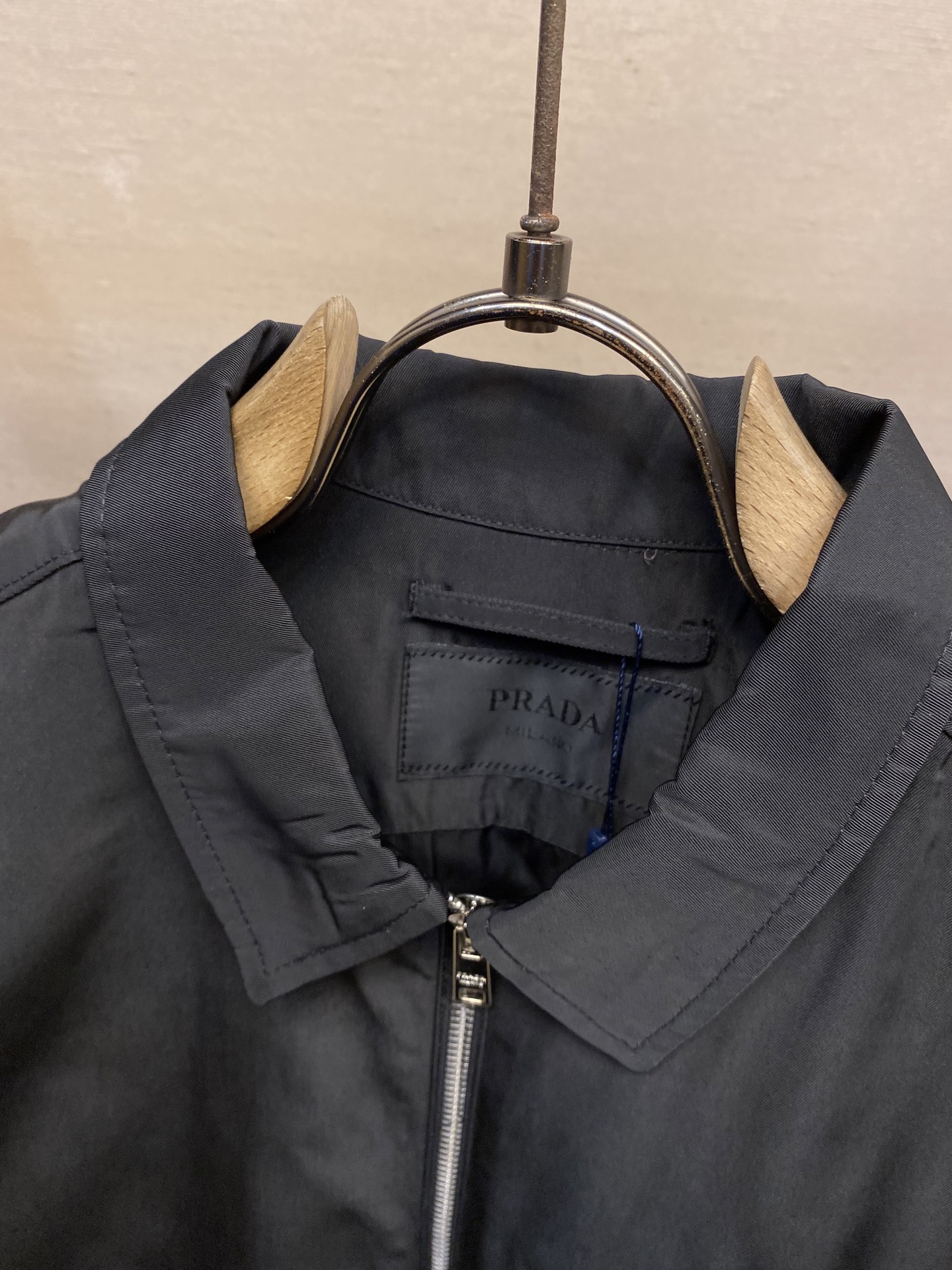 “Prada 25-SS Coloured Badge Long Sleeve Jacket Review: Authentic 7626 Windbreaker Customized Details Size S-XL” - 图片 3