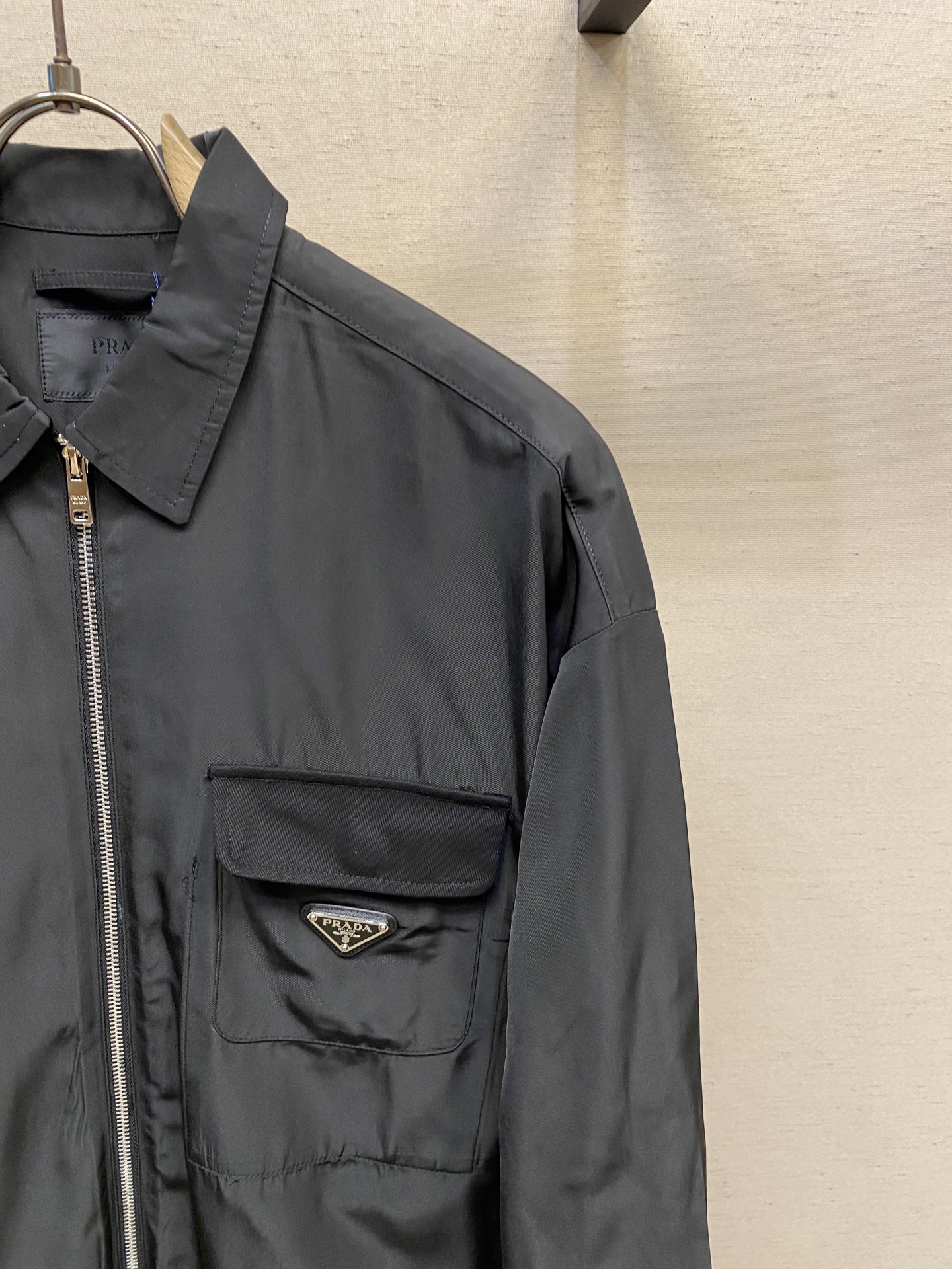 “Prada 25-SS Coloured Badge Long Sleeve Jacket Review: Authentic 7626 Windbreaker Customized Details Size S-XL” - 图片 4