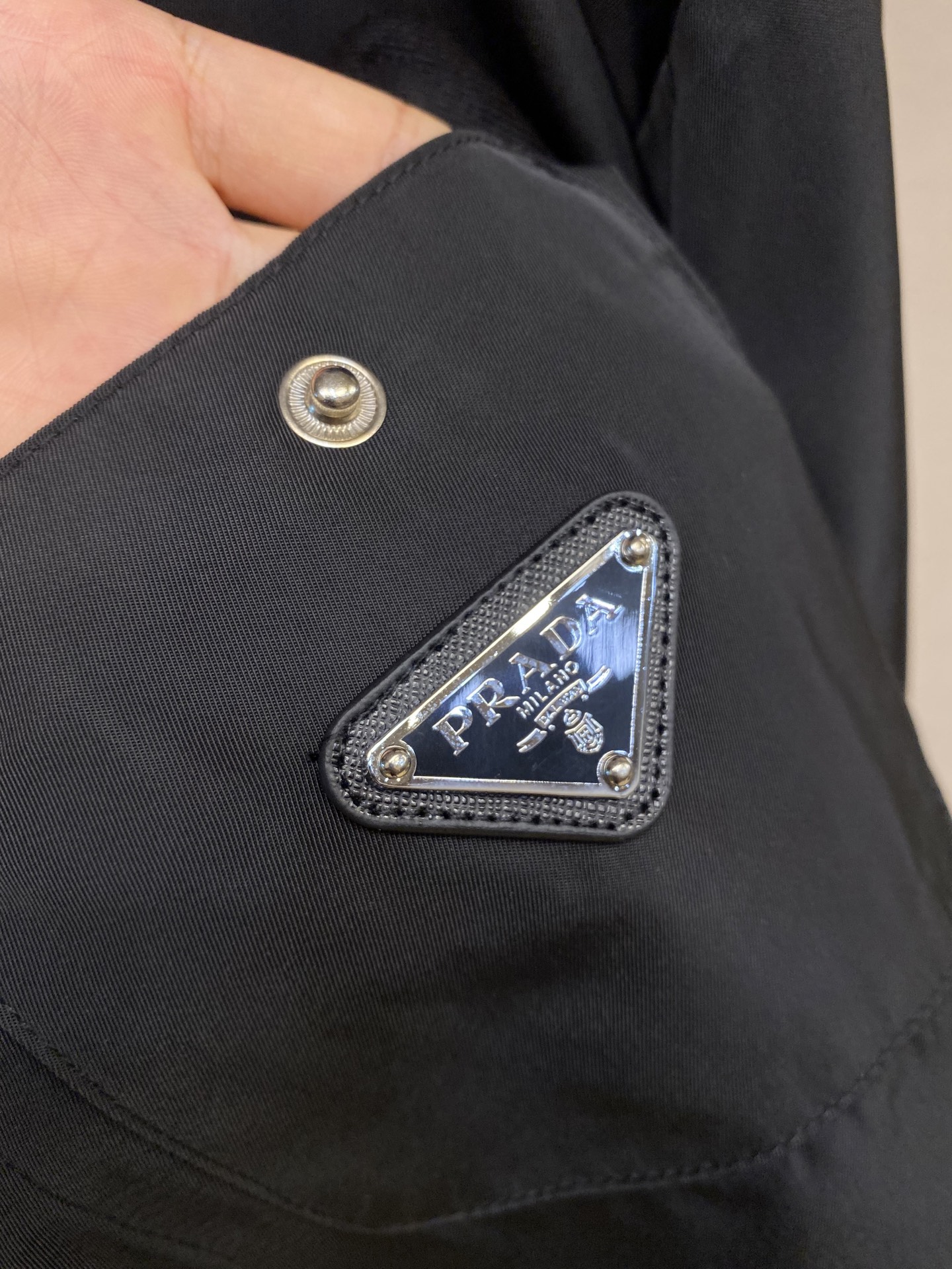 “Prada 25-SS Coloured Badge Long Sleeve Jacket Review: Authentic 7626 Windbreaker Customized Details Size S-XL” - 图片 5