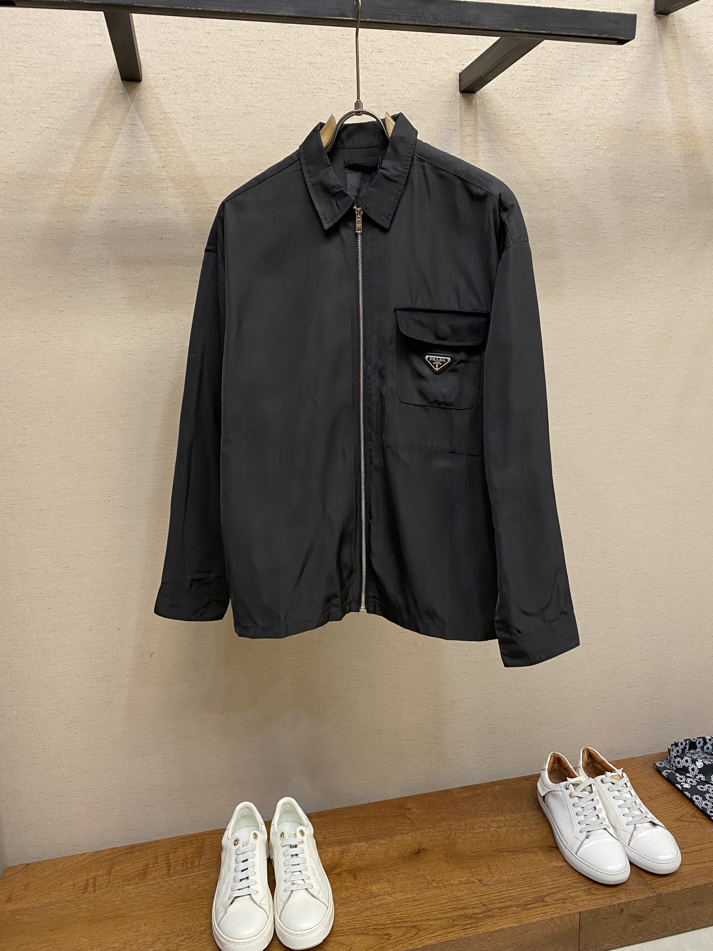 “Prada 25-SS Coloured Badge Long Sleeve Jacket Review: Authentic 7626 Windbreaker Customized Details Size S-XL” - 图片 1