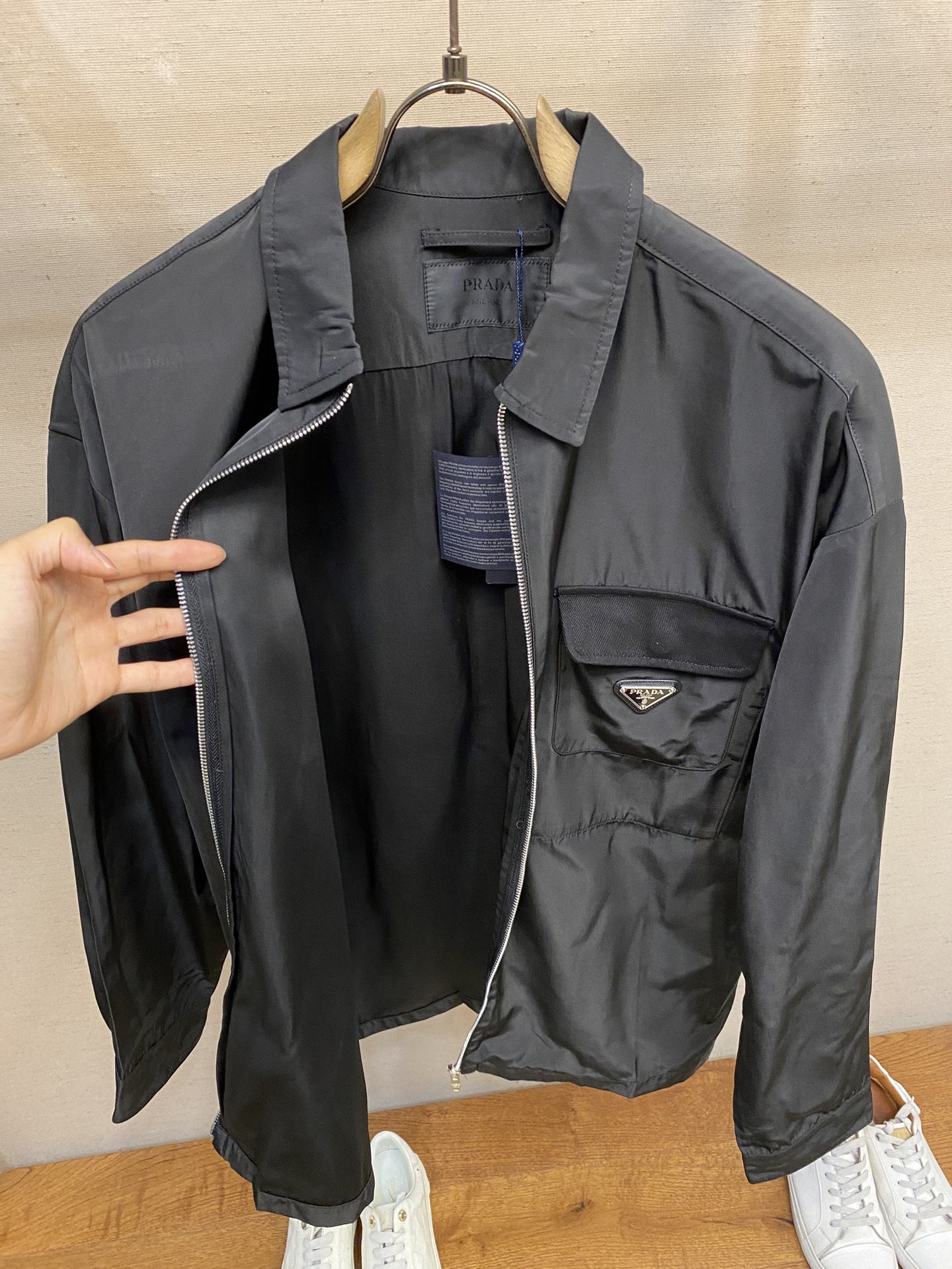 “Prada 25-SS Coloured Badge Long Sleeve Jacket Review: Authentic 7626 Windbreaker Customized Details Size S-XL” - 图片 8