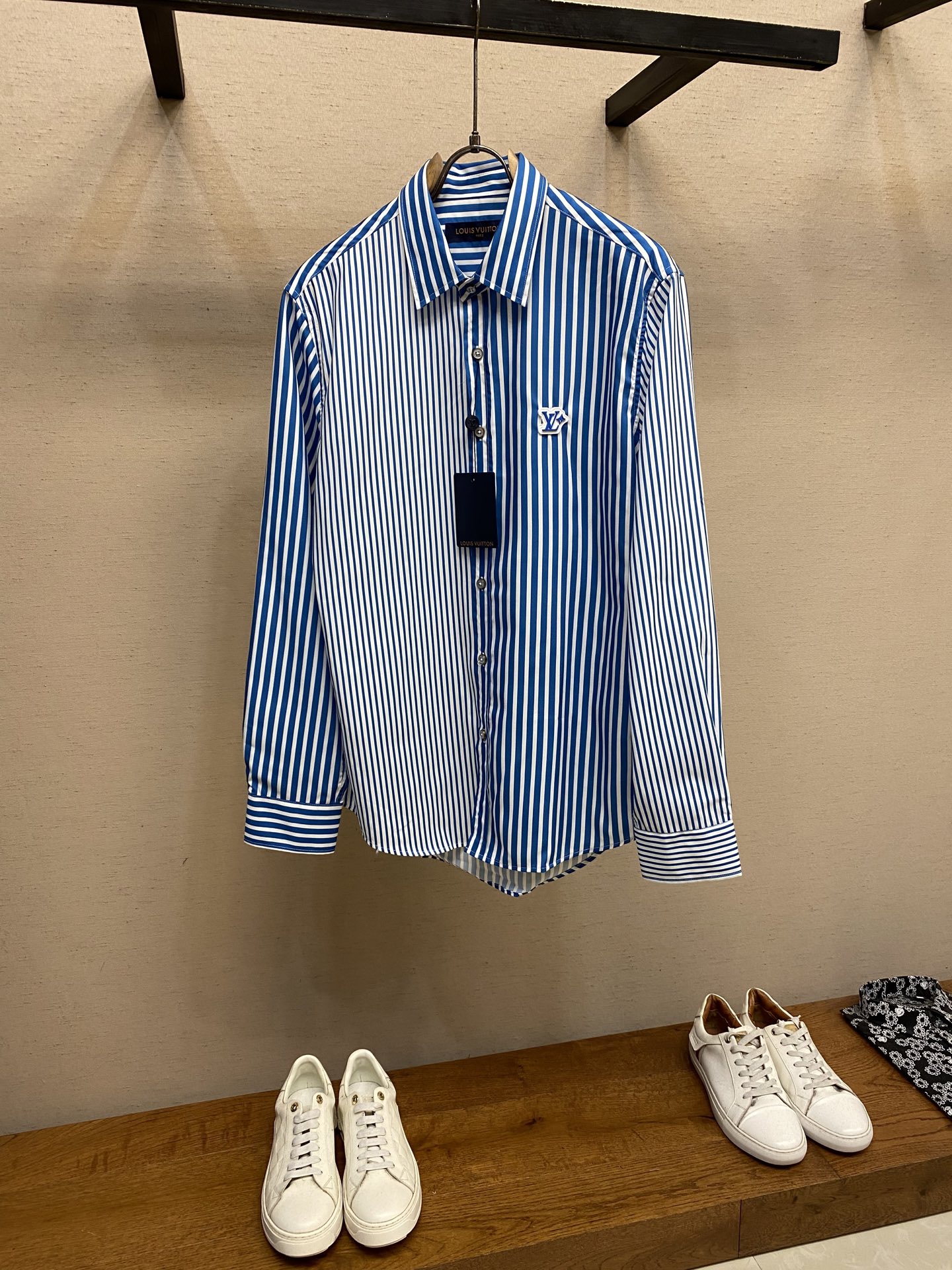 NO:505642,1V, 25SS seam striped shirt, genuine 13400 purchase Custom plain embossed fabric, 75D lining cloth, template embroidery, direct spray of cloth, customized 11 sequin buttons, customized 11 tail bamboo, customized 11 chapters, customized 11 trademark, fit style Size S-XL,,shirts,alexander wang198609091V、25SS拼缝条纹衬衫,正品13400购入 定制平纹压纹面料,75D衬布,模板刺绣,布匹直喷,定制11亮片纽扣,定制11尾竹,定制11章仔,定制11商标,合身版型 尺码S-XL,,shirts,alexander wang,Men's clothing