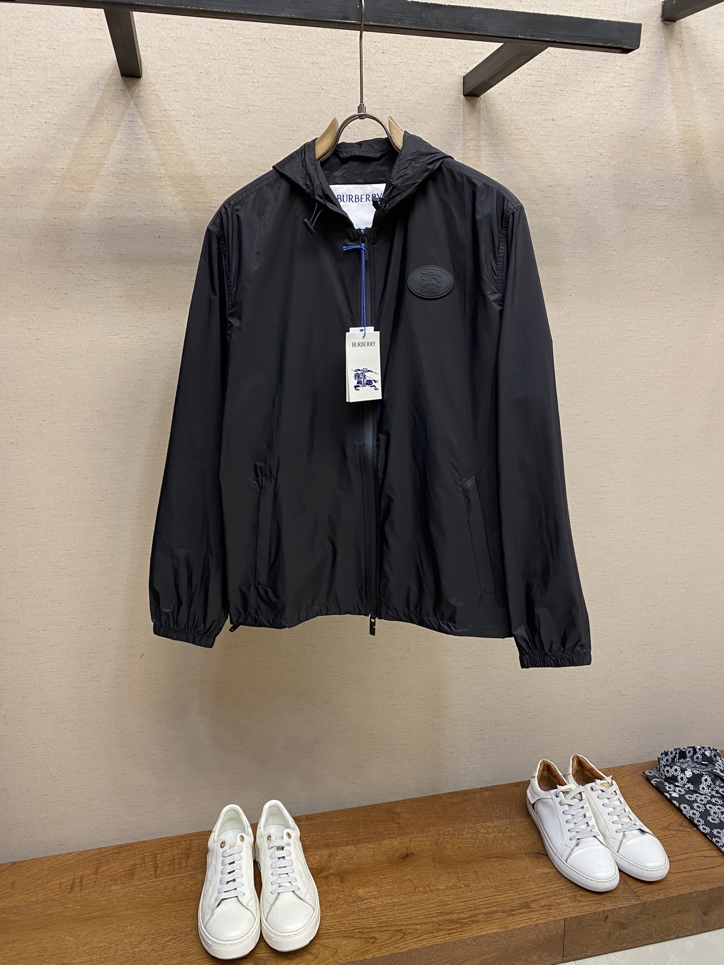 NO:532194,BBR, Knight's Seal Jacket. The fabric and lining are made of polyamide fiber. The molecular chain structure gives it a strong resistance to friction and wear. It also has high fracture strength, nodule strength, good toughness and other characteristics, so that it can withstand large tension and impact forces and not easily break. After special weaving and anti-static treatment, the breathability and anti-static properties are significantly improved, greatly improving the wearing experience. Silk screen glue printing. Three-dimensional strong glue printing. During the printing process, the glue will form a thick layer of glue, making the printing pattern three-dimensional. It not only enhances the visual effect of the printing, but also makes the hand feel richer. Good durability. After the glue printing is cured, the printing pattern is closely combined with the fabric and is not easy to fall off. Size S-XL,, jackets & coats, alexander wang19860909BBR,骑士印章夹克衫 面料和里料选择选用聚酰胺纤维打造的尼龙面料.其分子链结构赋予它极强的抵抗摩擦和磨损的能力.同时具有很高的断裂强度和结节强度,韧性好等特点,使其能承受较大的拉力和冲击力不易破损.通过特殊编织工艺和防静电处理之后,透气性和防静电性能得到显著提升,大大改善穿着体验. 丝网胶浆印花 立体感强胶浆印花在印制过程中,胶浆会形成一层厚厚的胶质层,使得印花图案具有立体感. 不仅增强了印花的视觉效果,还使得手感更加丰富. 耐久性好. 胶浆印花经过固化处理后,印花图案与面料紧密结合,不易脱落. 尺码S-XL,,jackets & coats,alexander wang,Men's clothing