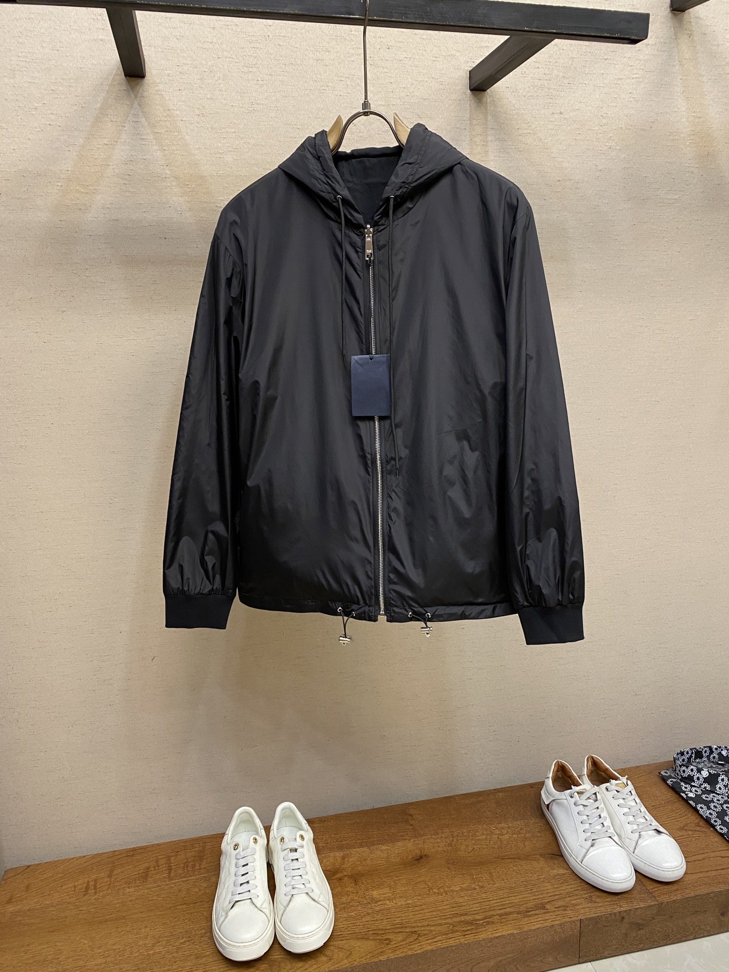 NO:515154,Prada, triangular fabric double-sided jacket with triangular fabrics. Select the front fabric. The brand's iconic recycled nylon fabric is comparable to traditional nylon, with high strength, tear resistance, wear resistance and other characteristics. Its texture is light and waterproof, and is suitable for multiple scenarios. Its wrinkle resistance and quick drying are also easy to maintain on a daily basis. Select the other fabric. It is made of cotton fiber woven. The cloth surface is tight and flat. The high-density structure enhances the durability of the fabric, which is not easy to pill and deform, and has good wrinkle resistance. Cotton fibers are naturally skin-friendly, breathable and hygroscopic, and are close to the body and soft, and are not irritated. Craft 1  Wrap the portion with an oblique cut cloth strip, and the width is controlled at about 0.4CM. Align the edges of the two layers of fabric and fold and sew together. The seams are hidden in the interlayer. Then fix them through the 'anchor point'. The inner and outer sides are free of burrs, and all the seams are completely wrapped, while preventing the undesirable experience of sliding relative to each other during wear. Process 2 The cotton fabric is uniformly humidified by steam, squeezed with a heated roller and an elastic rubber blanket, forcing the fibers to retract, and finally fix the shape by cooling down by cold air. Size S-XL,,prada,jackets & coats,alexander wang19860909Prada、饰织物三角标双面穿夹克 正面面料选择 选用品牌标志性的再生尼龙面料,与传统尼龙性能相当,具备高强度,抗撕裂,耐磨损等特性.其质地轻盈,同时又具备防水功能适合多场景需求.抗皱,快干的特点也易于日常打理维护. 另一面面料选择 选用棉纤维编织而成 ,布面紧密平整,高密度结构增强了面料的耐用性,不易起球变形,且有良好的抗皱性.棉纤维具有天然的亲肤性,透气性和吸湿性并存,贴身柔软,无刺激. 工艺1 用斜裁布条包裹份,宽度控制在0.4CM左右.将两层面料边缘对齐后折叠缝合,缝线隐藏于夹层.再通过“锚定点”固定.形成内外两面均无毛边,所有缝份完全包裹,同时防止穿着中易相对滑动的不良体验. 工艺2 棉面面料经蒸汽均匀加湿,用加热后的辊筒与弹性橡胶毯挤压,迫使纤维回缩,最后通过冷风降温固定形态. 尺码S-XL,,prada,jackets & coats,alexander wang,Men's clothing