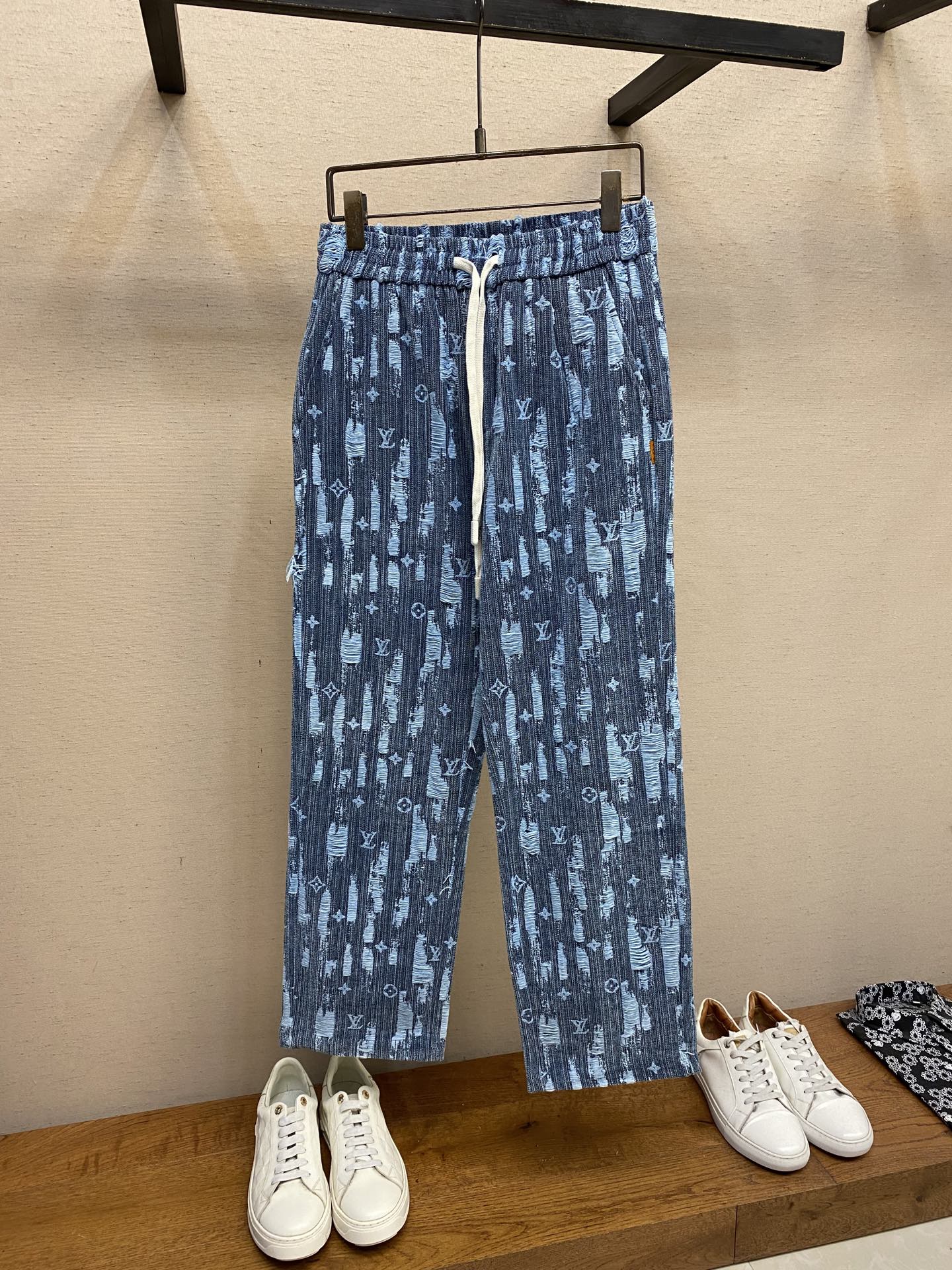 NO:505652,1V, men's casual pants, the latest upper body style is invincible!  This pants are very versatile, elastic waist, and can be worn for daily work. They are the perfect combination of fashionable and leisure and outdoor sports, so whether you wear them normally or outdoors, they are your best choice. Extreme comfort and quick sweating are the most popular key points, improving the comfort of wearing and suitable for aerobics and trail running conditions. This style is a running casual pants with an extremely wide range of applications, allowing you to naturally maintain a love for sports in summer, or you can wear them in casual life. Size M-3xl, alexander wang198609091V、男士休闲裤 最新款上身版型无敌正！ 绝对可以闭眼收的一款 此款裤子非常百搭,弹力腰围,日常上班 户外运动都可以穿着,是时尚休闲与户外运动的完美结合,所以无论您平时穿或者户外穿都是您的最佳选择. 极致舒适和快速排汗是备受青睐的重点,提升穿着舒适度,适合有氧运动和越野跑条件下穿着,此款是一件适用范围极其广泛的跑步休闲裤,让你在夏天自然可以保持对运动热爱,也可以在休闲生活中穿着 尺码M-3xl,,alexander wang,Men's clothing