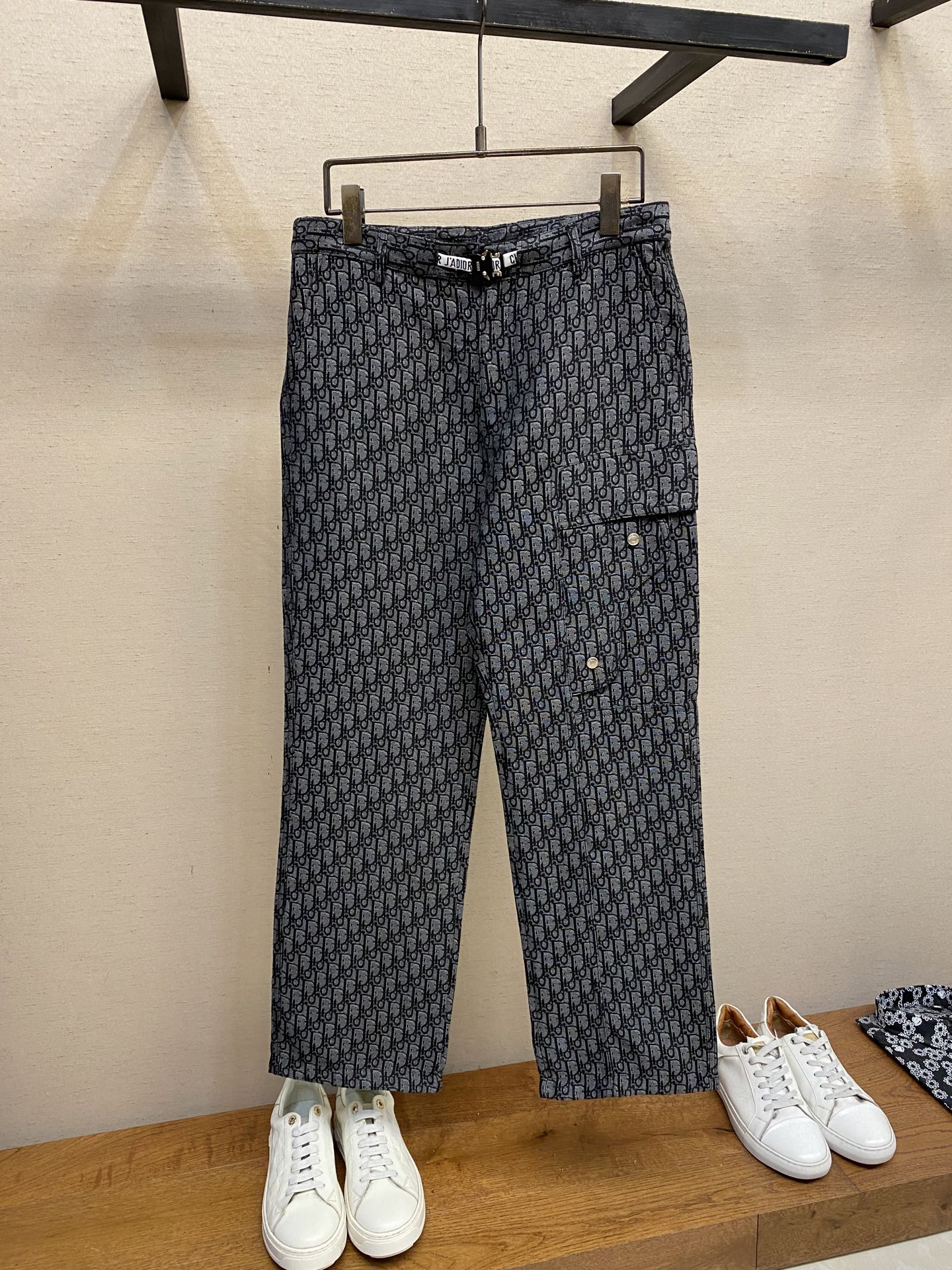 NO:505657,Dior, men's casual pants, the latest top-body style is invincible!  This pants are very versatile, elastic waist, and can be worn for daily work. They are a perfect combination of fashionable and leisure and outdoor sports, so whether you wear them normally or outdoors, they are your best choice. Extreme comfort and quick sweating are the most popular key points, improving the comfort of wearing and suitable for aerobics and trail running conditions. This style is a jogging casual pants with an extremely wide range of applications, allowing you to naturally maintain a love for sports in summer, or you can wear them in casual life. Size M-3xl, dior, alexander wang19860909Dior、男士休闲裤 最新款上身版型无敌正！ 绝对可以闭眼收的一款 此款裤子非常百搭,弹力腰围,日常上班 户外运动都可以穿着,是时尚休闲与户外运动的完美结合,所以无论您平时穿或者户外穿都是您的最佳选择. 极致舒适和快速排汗是备受青睐的重点,提升穿着舒适度,适合有氧运动和越野跑条件下穿着,此款是一件适用范围极其广泛的跑步休闲裤,让你在夏天自然可以保持对运动热爱,也可以在休闲生活中穿着 尺码M-3xl,,dior,alexander wang,Men's clothing