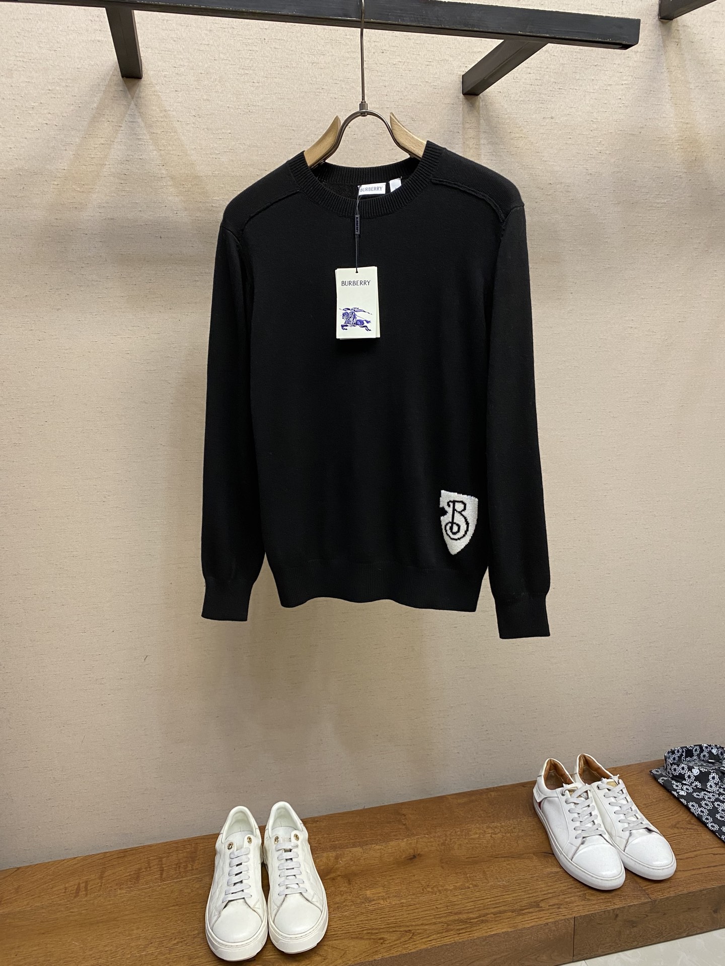 NO:505658,BBR, Burberry Shield Inlay Knitted Round-neck Pullover Sweater is made of custom wool fabric, wool, and hem jacquard technology is made of Burberry's classic B-shaped shield as the core element. The pattern is woven by a precision jacquard loom, with clear and neat lines and full of three-dimensionality. The jacquard part is integrated with the brand letter logo, which not only retains the retro charm but also injects a modern street feeling. The side seams are positioned in infrared to ensure the pattern splicing is accurately aligned, customized auxiliary materials, complete three-mark sizes S, M, L, burberry, burberry, sweaters, alexander wang19860909BBR,巴宝莉 盾牌嵌花针织圆领套头毛衣 采用定制羊毛面料,羊毛,下摆提花工艺以Burberry经典B字盾牌为核心元素,图案通过精密提花织机编织,线条清晰利落,立体感十足.提花部分融入品牌字母标识,既保留复古韵味,又注入现代街头感 侧缝线采用红外线定位,确保图案拼接精准对齐,定制辅料,三标齐全 尺码S,M,L,,burberry,burberry,sweaters,alexander wang,Men's clothing