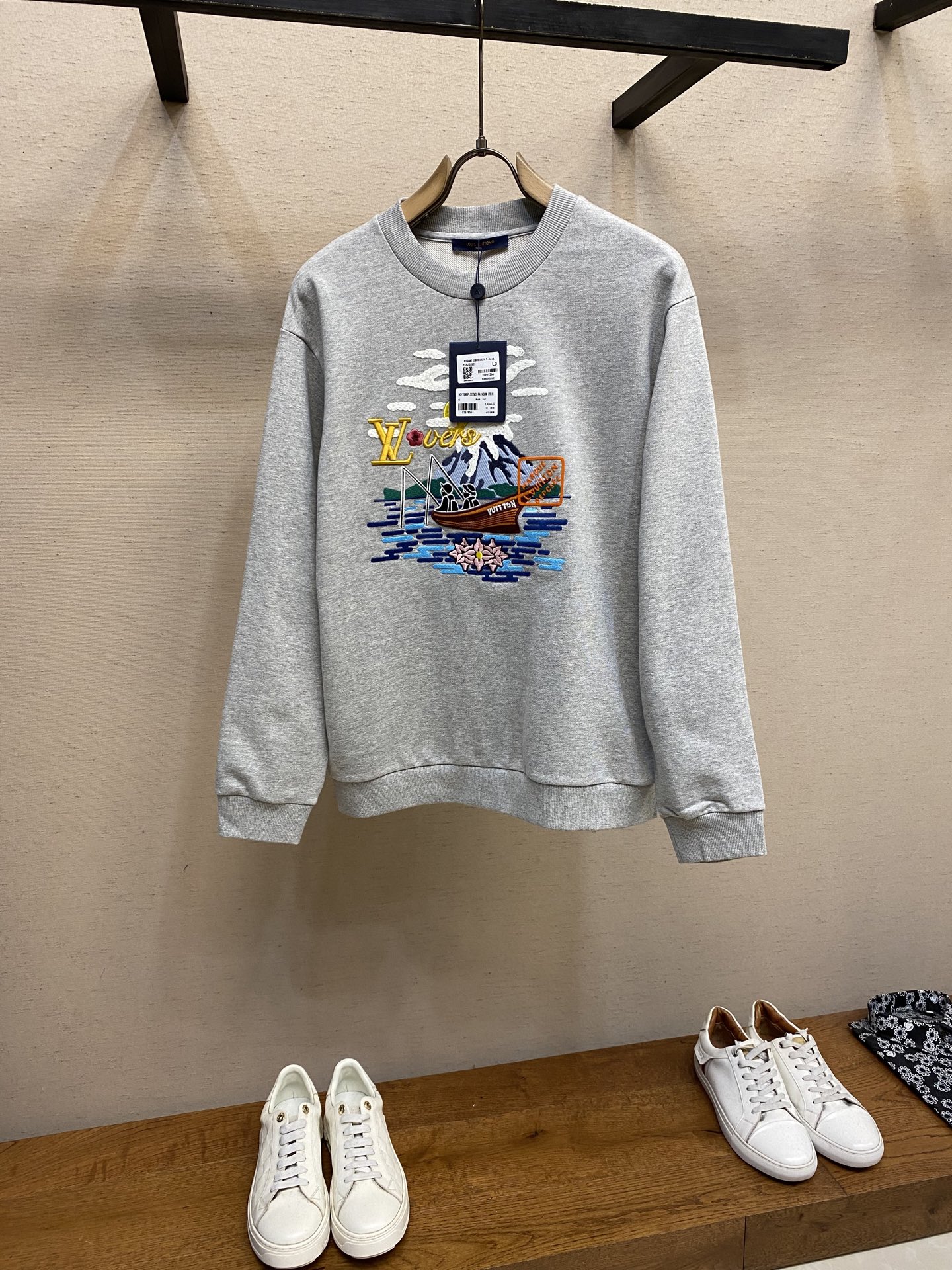 NO:508578,[Replica] 1V Louis Home This cotton sports sweatshirt cited the pattern elements of the 2025 autumn and winter show, and depicted the scene of Pharrell Williams and Nigo fishing leisurely in the pastoral scenery with bright embroidery, witnessing the tacit cooperation and deep friendship between the two designers. The Marque 1. The Vuitton Déposée leather label at the rear perfectly designed with elegant design. It is recommended to dry cleaning or reverse wrap laundry bags to quickly machine wash them in cold water!  Size S-XL, louis vuitton, hoodie, sweatshirts, alexander wang19860909【复刻】1V 路易家 本款棉质运动卫衣援引 2025 秋冬秀场的图纹元素,以明丽刺绣描绘 Pharrell Williams 与 Nigo 于田园风光中悠然垂钓的画面,见证两位设计师的默契合作与深厚友谊.后部的 Marque 1.Vuitton Déposée 皮革标签完善闲雅设计. 建议干洗或反面包裹洗衣袋冷水快速机洗！ 尺码S-XL,,louis vuitton,hoodie,sweatshirts,alexander wang,Men's clothing