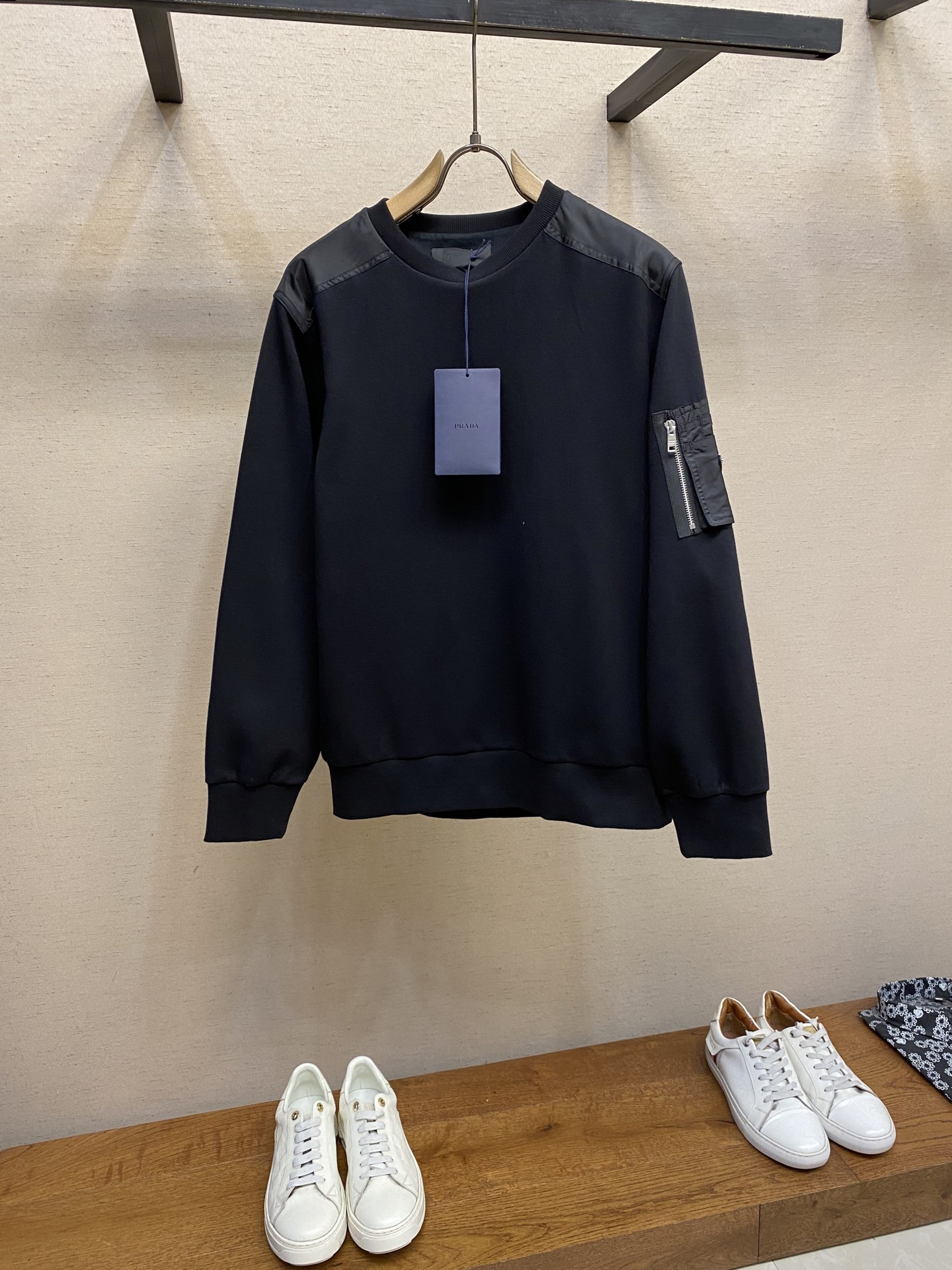 NO:508622,【Replica】Prada, Cotton Fleece and Recycled Nylon Spliced ​​Sports Sweater This cotton fleece sweater is Oversize silhouetted, embellished with recycled nylon details, and adds functional elements such as zippered pockets with triangular logos. Only dry cleaning or reverse wrap laundry bags are available for quick chiller machine washing and drying naturally!  Avoid soaking in warm water and washing hands. Size S-XL, prada, versace, hoodie, sweatshirts, alexander wang19860909【复刻】Prada,棉质抓绒和再生尼龙拼接运动卫衣 这款棉质抓绒运动衫为Oversize廓形,点缀再生尼龙细节,加入带三角形徽标的拉链口袋等功能性元素. 仅限干洗或反面包裹洗衣袋快速冷水机洗自然晾干！忌温热水浸泡手洗手搓 尺码S-XL,,prada,versace,hoodie,sweatshirts,alexander wang,Men's clothing