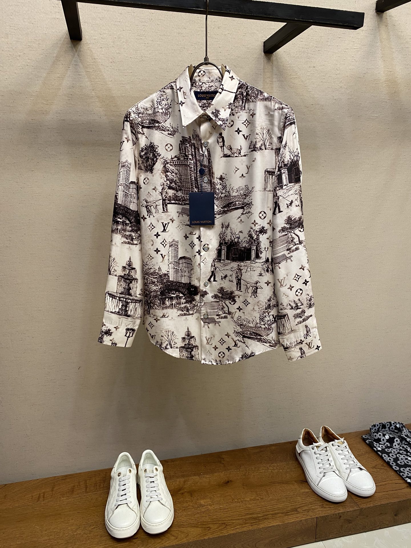 NO:508599,1V, FW Mulberry Silk Long Sleeve Shirt This long-sleeve shirt uses delicate brushstrokes to depict the full Monogram City Walk pattern, integrating Monogram elements into the urban dog walking scene, renovating the traditional French Juyi prints while revealing the seasonal inspiration. Twill mulberry silk exudes a gorgeous texture, which can inject romantic style into the exquisite shape. Size S-XL, Shirts, alexander wang198609091V,FW 桑蚕丝长袖衬衫 本款长袖衬衫以细腻笔触描绘全幅Monogram City Walk 图案,将Monogram元素灵动融入都市遛狗场景,焕新法国传统茹伊印花的同时道出当季灵感.斜纹桑蚕丝流露华美质感,可为考究造型注入浪漫风情 尺码S-XL,,shirts,alexander wang,Men's clothing