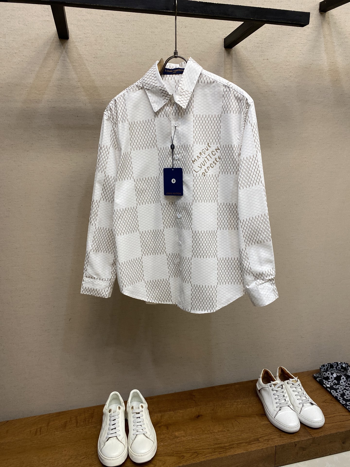 NO:508593,1V, full-print checkerboard plaid pocket long-sleeved shirt 2025ss official website new long-sleeved shirt shirt, exquisite printed logo high-end version, counter customized fabric, high breathability and comfort, finely crafted, impeccable details, custom logo lettering buttons, complete three marks. Brand elements design concept reflects high quality. The feel is delicate and soft!  It is casually cut, with a great upper body style!  Size S-XL, Shirts,alexander wang198609091V、满印棋盘格口袋长袖衬衫 2025ss官网新款长袖 衬衫 衬衣,精美印花Logo 高端版本,专柜定制面料 透气舒适度高,精工制作,细节处理完美无可挑剔,定制logo刻字纽扣,三标齐全.品牌元素设计理念,体现高品质.手感细腻柔软！呈现休闲裁剪,上身版型超赞！ 尺码S-XL,,shirts,alexander wang,Men's clothing