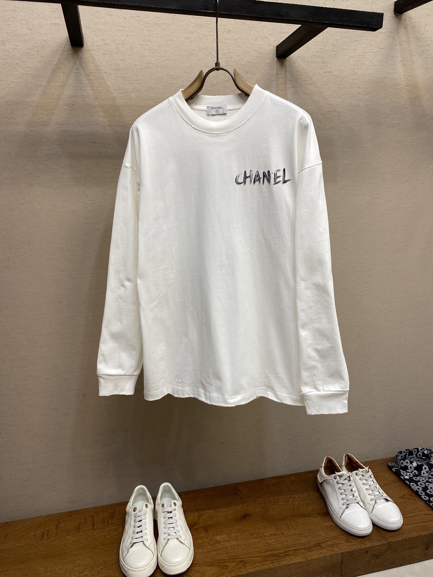 NO:508581,CHANEL, Xiangzaner, new sweatshirt, hand-painted rose, loose-fit neckline grinding technology, full of high-end sense, Size XS-L, Chanel, hoodie, sweatshirts, alexander wang19860909CHANEL,香*儿 新款卫衣人工手绘玫瑰 宽松版型领口磨破工艺 满满高级感 尺码XS-L,,chanel,hoodie,sweatshirts,alexander wang,Men's clothing