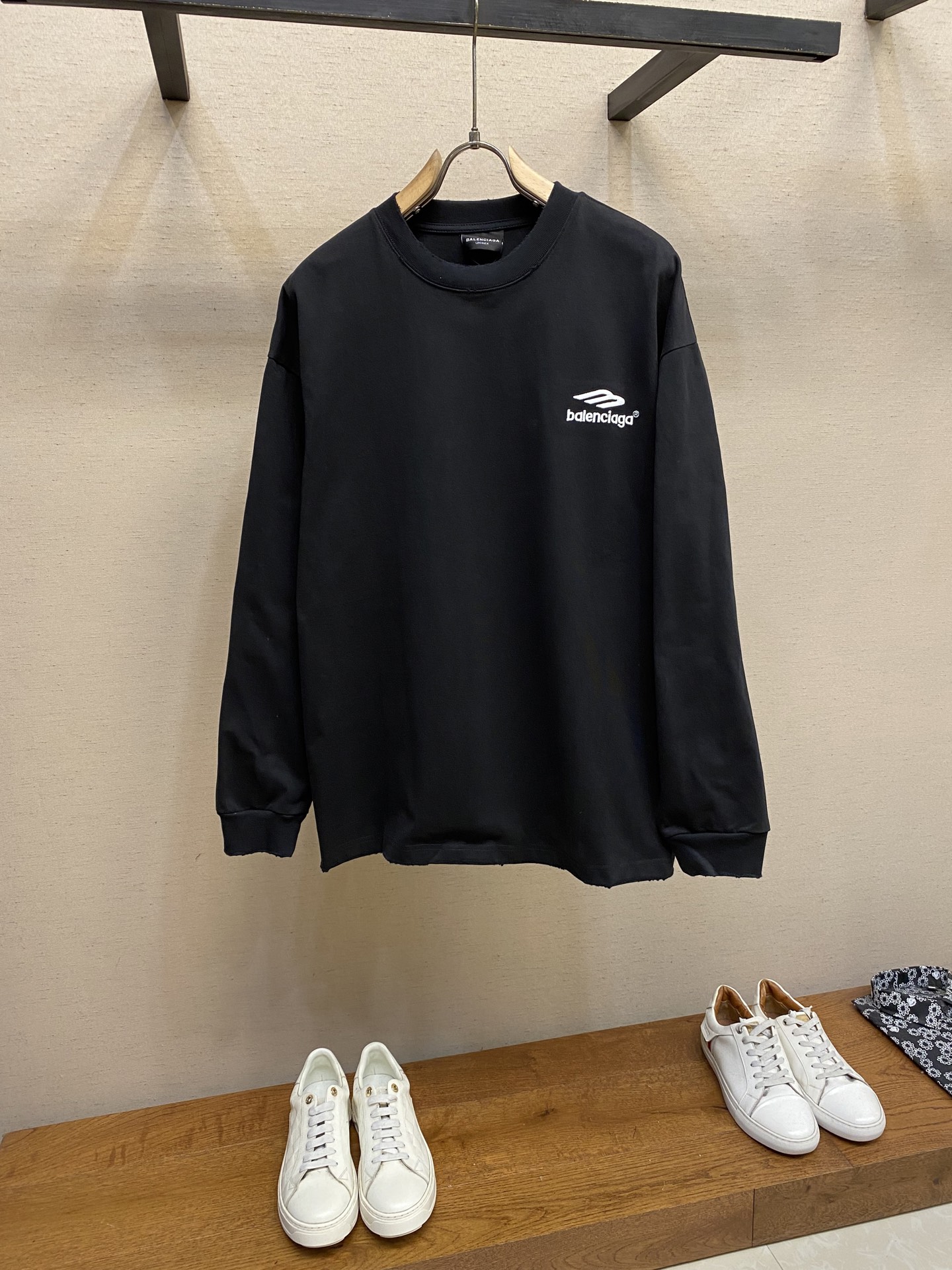 NO:508587,Balenciaga Paris pure cotton round neck sweatshirt hand-edged heavy-industrial embroidery over size S-XL,,balenciaga,hoodie,sweatshirts,alexander wang19860909Balenciaga 巴黎纯棉圆领卫衣 手工磨边 重工刺绣 over size  尺码S-XL,,balenciaga,hoodie,sweatshirts,alexander wang,Men's clothing