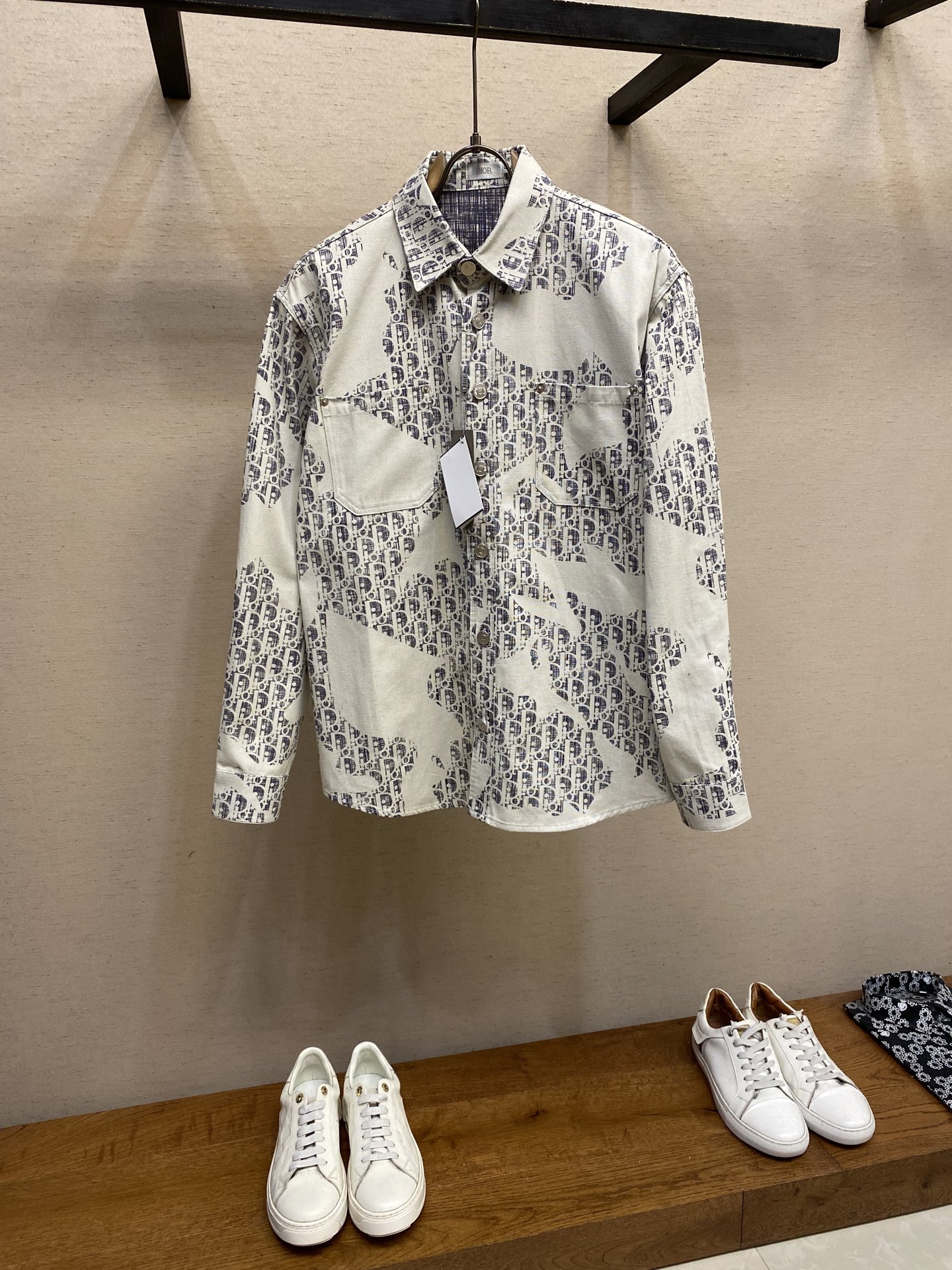 NO:508617,Dior/Dior limited-edition classic style full-print graffiti printed casual shirt jacket, purchased the original mold to create, full set of custom accessories, details determine the color scheme of Dior luxury logo design does not use too much modification, directly solid color black. The entire logo is very smooth and simple. The D letter is completely coordinated with every detail in the design. The D letter is used just right. All luxury designs are very demanding in pursuit of details. The combination of D letters and O in Dior logo design is a very interesting typical. The echo of a semicircle and an ellipse forms a perfect arc - Dior (full name is Christian Dior, Christian  Dior, a multinational luxury brand originated from France, synonymous with dazzling high-end women's clothing. Founded in 1946 by French fashion designer Christine Dior, headquartered in Paris. It mainly deals in fashion, jewelry, perfume, cosmetics, children's clothing and other high-end consumer goods. Size S-XL,,dior,dior, jackets & coats,shirts,alexander wang19860909Dior/迪奥限定款经典款满印涂鸦印花休闲衬衫外套 ,购入原版开模打造,全套定制辅料,细节决定成 迪奥Dior奢侈品标志设计的配色并未采用过多的修饰,直接纯色的黑.整个标志表现得非常流畅,简约.将D字母与设计中的每个细节都完整的协调在一起.将D字母运用得恰到好处.所有奢侈品的设计对细节追求都非常苛刻,迪奥标志设计中的D字母与O的搭配就是一个非常有意思的典型,一个半圆与椭圆的呼应构成了完美的弧线 - 迪奥（全称为克里斯汀·迪奥,Christian Dior）,是源自法国的跨国奢侈品品牌,炫丽高级女装的代名词.由法国时装设计师克里斯汀·迪奥于1946年创立,总部位于巴黎.主要经营时装、首饰、香水、化妆品、童装等高档消费品 尺码S-XL,,dior,dior,jackets & coats,shirts,alexander wang,Men's clothing