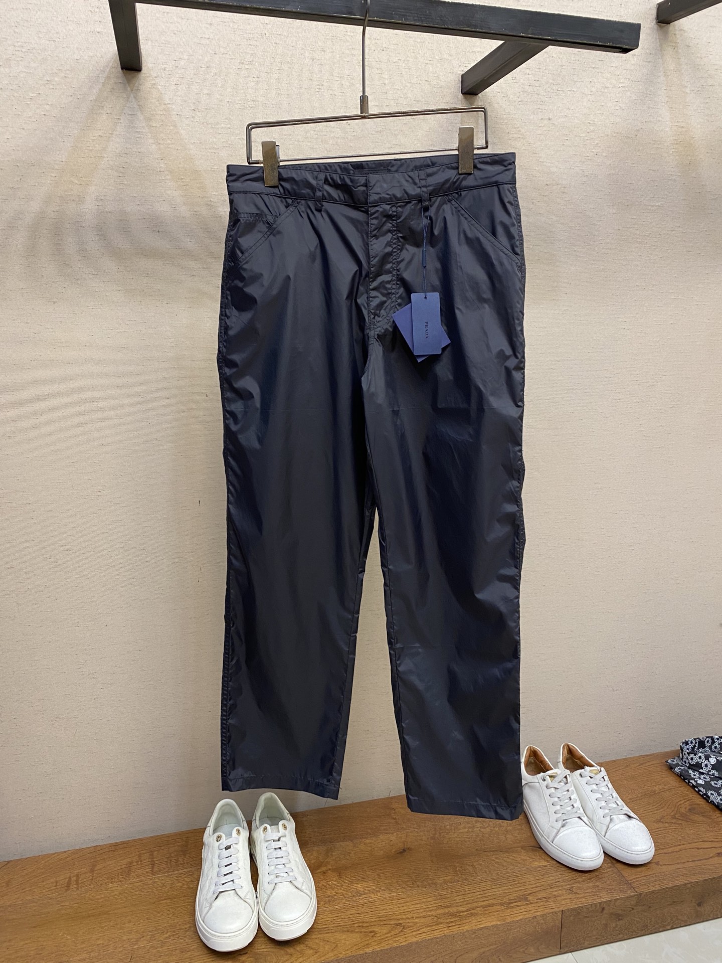 NO:508611,Prada, metal micro-label recycled nylon trousers, this one is made of nylon fabric, zipper closure with hidden hooks, front oblique insertion pocket and patch pocket, back patch pocket with enamel metal triangle logo! Size S-XL, prada, alexander wang19860909Prada, 金属微标再生尼龙长裤,这款采用尼龙面料制作而成,门禁带隐藏钩的拉链闭合,前斜插袋和贴袋,背面贴袋带有珐琅金属三角形标志! 尺码S-XL,,prada,alexander wang,Men's clothing
