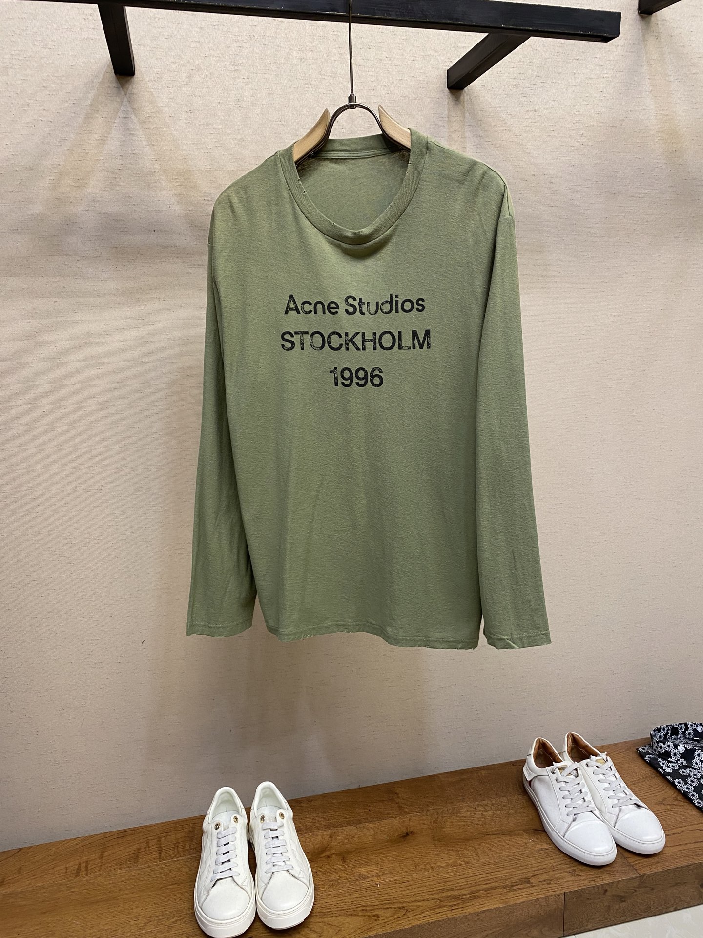 NO:509939,Acne Studios 25 early autumn new dirty and old 1996 long sleeves Who can resist this! Acne closed eyes series is here. 25 early autumn is very simple but very solid dirty long T fall essential base long sleeve shirt, which can be worn in summer for sun protection! This is the one you lack in your wardrobe, a comfortable long sleeve T-shirt base shirt is really easy to wear, soft and thin, cool and refreshing, and it is very comfortable to wear!! Can be worn inside all T-shirt jackets, I really love this fabric too much. 170 grams of linen cotton, ready-to-wear paint dyeing + old dirty washing + hand-cut ripping holes 1:1 custom restore degree! Absolutely top-notch market goods! The fabric is super soft S-XL, acne studios, dior, jackets & coats, tees, t-shirt, alexander wang19860909Acne Studios 25早秋新款脏脏做旧1996长袖 这谁能抗拒! Acne闭眼冲的系列来啦25早秋很简单但很实穿的脏脏长T秋季必不可少的打底长袖衫,夏天做防晒穿也可以!这就是你衣柜缺的那件,舒服的长袖T恤打底衫它真的太好穿了,软软薄薄,冰凉清爽手感,贴身超级舒适!!可以穿在一切T恤外套的里边,我真的太爱这个面料了 面料定制170克麻棉,成衣涂料染色+做旧脏洗+手工剪破洞1:1定制还原度!绝对的市场顶尖牛货!面料超级柔软 尺码S-XL,,acne studios,dior,jackets & coats,tees，t-shirt,alexander wang,Men's clothing