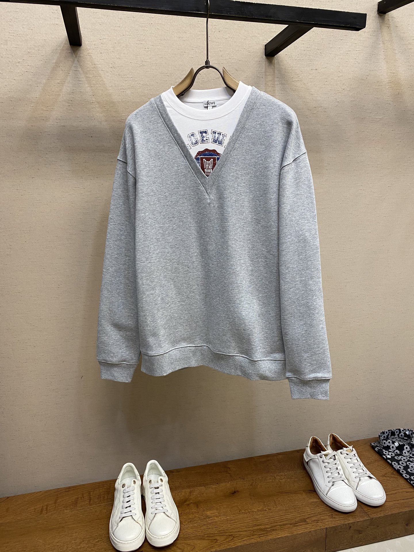 NO:509944,Loewe, spliced ​​V-neck round neck sweatshirt, available in color mixed gray and deep navy blue, original, 800 yuan, purchased; Zhongke Return to the ring cotton sweatshirt fabric, front screen printing logo, regular layout, standard length, spliced ​​round neck design, ribbed cuffs and hem, full set of auxiliary materials equipped # Zhongke Return to the ring cotton fabric with knitted fabric The sweatshirt fabric is made of 26S double yarn S reverse terry base yarn, 380g; matched with 21S double yarn rib, 470g. The double-sided infrastructure has better bottom locking ability, and is paired with spandex wire to lock the cloth surface. Even if it is made of thick fleece, the hair loss is still reduced than that of ordinary sweatshirt fleece fabric. The texture is clear and delicate, and the cloth surface is clean and smooth; after stretching, the cloth surface can be quickly restored to flatness, and it is wide and easy to shape.  The knitted fabric is made of 24S special-spun tight cotton fabric, 185g; matched with 32S double yarn thread, 300g. The tight spinning strength is higher than that of traditional single yarn, and the single fibers in the tight yarn are arranged tightly, which helps to improve the strength of the yarn. The ends of the fibers are twisted into the yarn, so the yarn is very tight, and the yarn looks smooth and hairy. The tight spinning yarn has higher strength and fewer hairy feathers, which is not easy to cause hair fraying. # Anti-washing waterproof and environmentally friendly elastic glue printing process. The elastic glue has a high elongation rate, repeated stretching does not crack, and its durability is far superior to ordinary glue. The environmentally friendly elastic glue printing uses a special chemical gel and environmentally friendly dye to mix it with the medium of the gel, and the dye is firmly attached to the fabric. Using the viscosity and elasticity of the glue, the printing part has a certain tensile and elasticity.  # Logo logo embroidery The logo adopts three-dimensional embroidery technology, and the logo clearly restores the spacing curve. Select shiny woven embroidery thread with a glossy feeling. The machine combines complex embroidery needlework and fine details to create the embroidery effect of three-dimensional relief. Classic trademark letter embroidery fine needlework, clear font, and strong line and three-dimensional sense. # V-neck and round neck splicing design create a sense of layering and present the visual effect of two clothes. The loose style is good for body shape; V-neck design modify the neck lines and; the splicing design breaks the singleness, and through the comparison of different collars, the layering of the sweatshirts is increased, and the overall design is casual and diverse. Size XS-L,,loewe,hoodie,sweatshirts,alexander wang19860909Loewe、拼接V领圆领卫衣 发售色系混合灰色、深海军蓝 原,800购买；中克重回圈棉质卫衣面料,正面丝网印刷标志、常规版型、标准长度、拼接圆领设计、罗纹袖口和下摆、全套辅料配备 # 中克重回圈棉质面料搭配针织面料 卫衣面料采用26S双纱S反向毛圈底纱,380g；搭配21S双纱罗纹,470g.双面基础结构拥有更出色的锁底能力,搭配使用氨纶丝紧锁布面,即使做厚抓绒效果掉毛情况仍然比普通的卫衣抓绒面料减少.纹路清晰细腻,布面干净爽滑；拉伸后布面也可迅速恢复平整,挺阔易塑形. 针织面料采用24S特纺紧密棉面料,185g；搭配32S双纱螺纹,300g.紧密纺强力比传统单纱高,紧密纱中的单纤维排列紧密,有助于提高纱线的强力.纤维的端头均捻入纱线内,因此成纱非常紧密,纱线外观光洁毛羽少.紧密纺纱线强力较高毛羽较少,不易产生磨毛的现象. # 防洗水环保弹力胶浆印花 高弹抗裂防水换班弹力胶浆印花工艺；弹力胶浆拉伸率较高,反复拉伸不裂纹,耐用性远超普通胶浆.环保弹力胶浆印花采用特殊的化学凝胶与环保染料混合,通过凝胶的介质作用,将染料牢固地附着在面料上.利用胶浆的粘性和弹性,使印花部分具有一定的拉伸性和回弹性. # 标志徽标刺绣 徽标采用立体刺绣工艺,徽标清晰还原间距曲线.精选具有光泽感的丝光绣线进行,机结合复杂刺绣针艺,精细的细节处理,造就了立体浮雕的刺绣效果.经典商标字母刺绣精细针法绵密,字体清晰且线条感和立体感强. # V领与圆领拼接版型设计 创造层次感,呈现两件衣服的视觉效果.宽松版型对身材包容性好；V领设计修饰颈部线条、；拼接设计打破单一,通过不同领型的对比,增加了卫衣的层次感,整体设计休闲多样化. 尺码XS-L,,loewe,hoodie,sweatshirts,alexander wang,Men's clothing