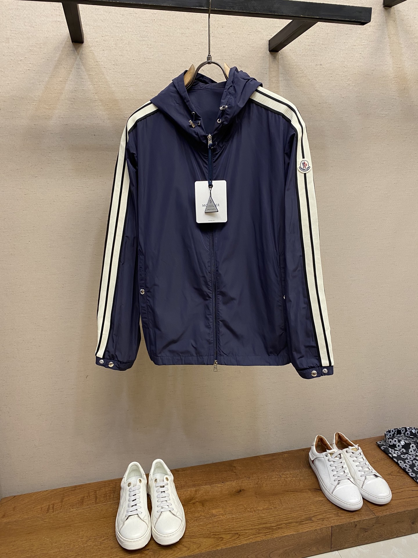 NO:515139,Moncler, webbing trim thin jacket Fabric selection Polyester fiber is used to create a tough protective outer layer, known for its excellent tear resistance and wear resistance. It can quickly restore flatness during wear and maintain the crisp and stylish appearance of the clothes for a long time. At the same time, it is not easy to deform after washing for a long time. Features Two different colors of decorative edge strips are added to the center of the sleeves. This design element not only adds visual highlights to the clothing, making it more fashionable and unique. Craftsmanship The webbing specifies the contour positioning along the cuffs to the joints of the collar cap to ensure symmetry and overall smoothness. Before formal sewing, use extremely fine and sparse stitches for pre-fixation. This step is crucial to prevent the webbing from sliding, twisting or wrinkling during the sewing process, ensuring the final stitches are straight and perfect. Size S-XL, Jackets & coats,hats,alexander wang19860909Moncler、织带饰边轻薄夹克 面料选择 选用聚酯纤维打造坚韧防护外层,以出色的抗撕裂,耐磨性能著称,穿着过程中能快速恢复平整,长久保持衣物挺括有型的外观.同时久洗不易变形. 特点 在衣袖的居中部分添加了两种不同颜色的装饰性边条.这种设计元素不仅可以为衣物增添视觉亮点,使其更加时尚和独特. 工艺 织带沿袖口至领帽接缝处指定轮廓精准定位,确保对称性与整体流畅度. 在正式缝纫前,采用极细疏缝线迹进行预固定.此步骤至关重要,防止织带在缝制过程中滑动、扭曲或起皱,保证最终线迹平直完美. 尺码S-XL,,jackets & coats,hats,alexander wang,Men's clothing