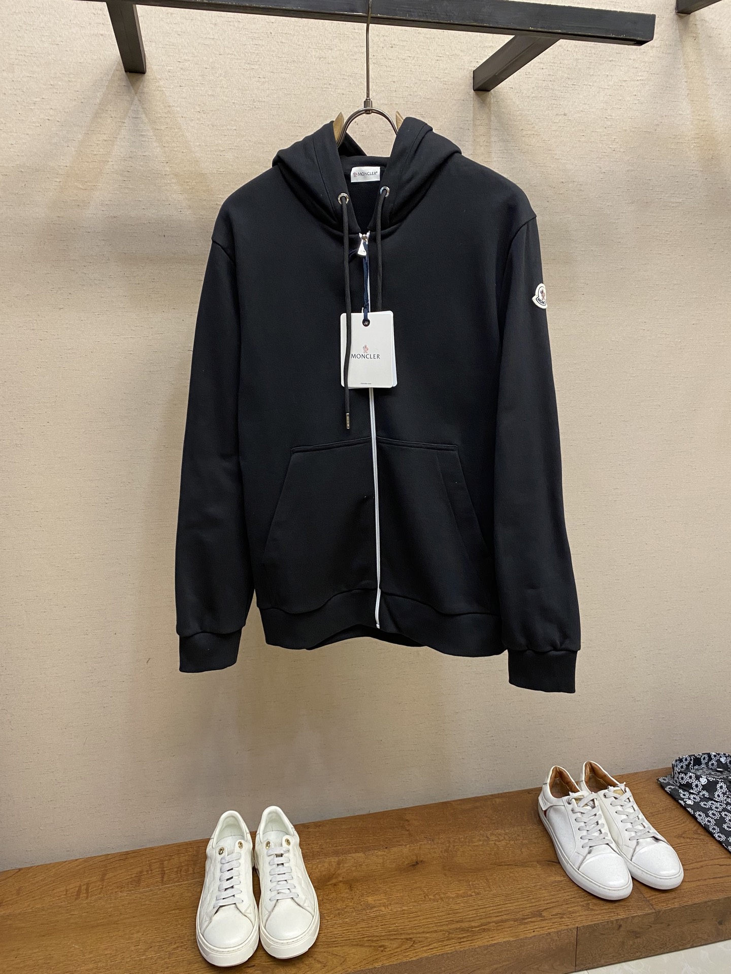 NO:509941,Moncler, printed logo hooded sweatshirt fabric selection is made of light flip cotton fabric. The inner and outer differentiation is achieved through high-density cotton fibers in a single-layer fabric. The outer plain wet-washing layer is tight and wear-resistant, and the inner layer forms a short and dense suede through a wool-washing process. The dense plain wet-washing structure is resistant to wind and splashing, and the fur-washing surface feels skin-friendly. The short wool is electrostatically eliminated to avoid adhesion to the skin. A very small amount of grooved polyester wet-guided wire is embedded in the cotton fiber. The sweat is quickly guided from the inner suede to the outer layer through the capillary effect to solve the problem of flip fleece being easily stuffy. Process 1 By actively intervening in the shrinkage potential of cotton fibers, the fabric is achieved from easy to change to stable, improving dimensional stability, and not easily deforming or wrinkling. Process 2  The high saturation pattern is presented on the center of the cap by glue printing, and the scraper pressure is uniform. The scratching is made in 5 times to ensure that the glue is fully penetrated and covered. After high temperature curing, the pigment is firmly combined with the cotton fiber. The ink absorption penetration characteristics of the cotton fiber make the pattern less likely to fall off due to friction. Size S-XL, hoodie, sweatshirts, hats, alexander wang19860909Moncler,印花标识连帽卫衣 面料选择 选用轻盈翻面绒棉质面料打造而成,通过高密度棉纤维在单层面料中实现内外差异化,外层平纹紧致耐磨,内层通过磨毛工艺形成短密绒面.致密平纹结构抗风放泼溅,磨毛绒面触感亲肤,短绒毛经过静电消除处理,避免粘附皮肤.棉纤维中嵌入极少量沟槽型涤纶导湿丝,通过毛细效应将汗液从内层绒面快速导向外层蒸发,解决翻面绒易闷热的问题 工艺1 通过主动干预棉纤维收缩潜能,实现了面料从易变到稳定的跨越,提升了尺寸稳定性,同时不易变形,褶皱. 工艺2 通过胶浆印花在帽居中处上呈现高饱和度图案,刮刀压力均匀,分5次刮印确保胶浆充分渗透并覆盖.再通过高温固化后,颜料与棉纤维结合牢固,棉纤维的吸墨渗透特性使图案不易因摩擦导致脱落 尺码S-XL,,hoodie,sweatshirts,hats,alexander wang,Men's clothing