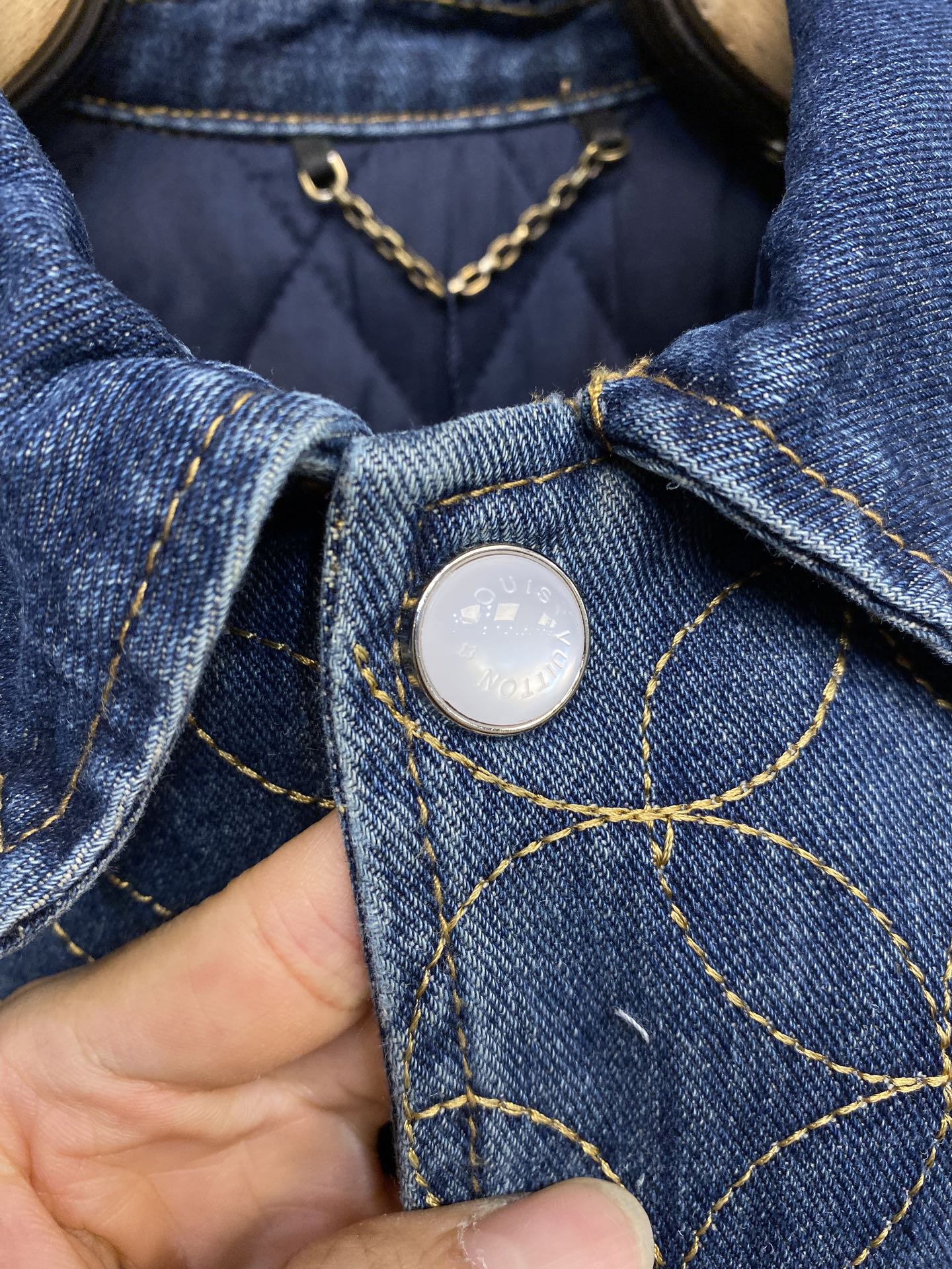 🌟🌟1V、2025秋冬系列的合作之作，展现了Louis Vuitton的精湛技艺。短裤饰有Dandy M