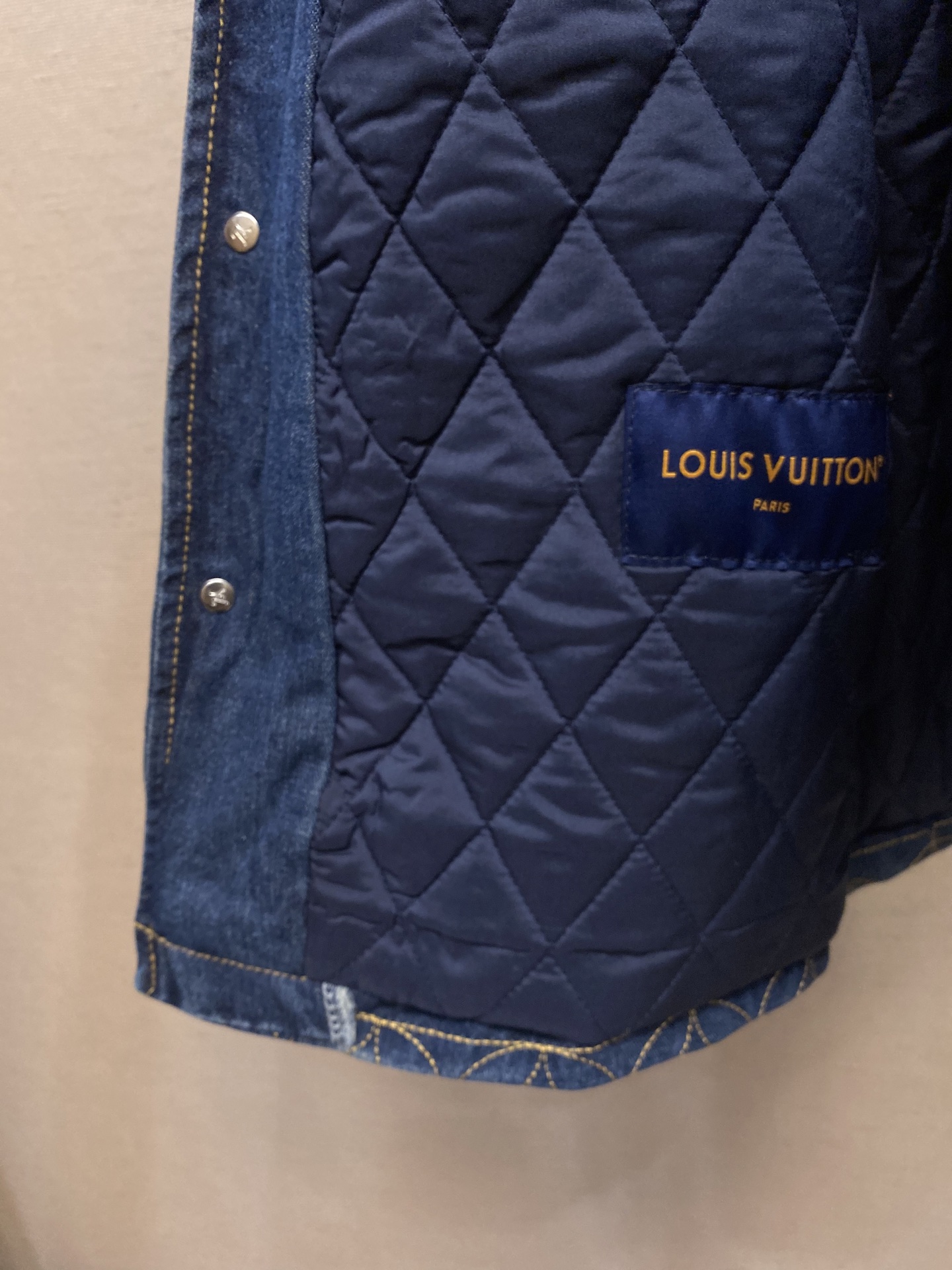 🌟🌟1V、2025秋冬系列的合作之作，展现了Louis Vuitton的精湛技艺。短裤饰有Dandy M