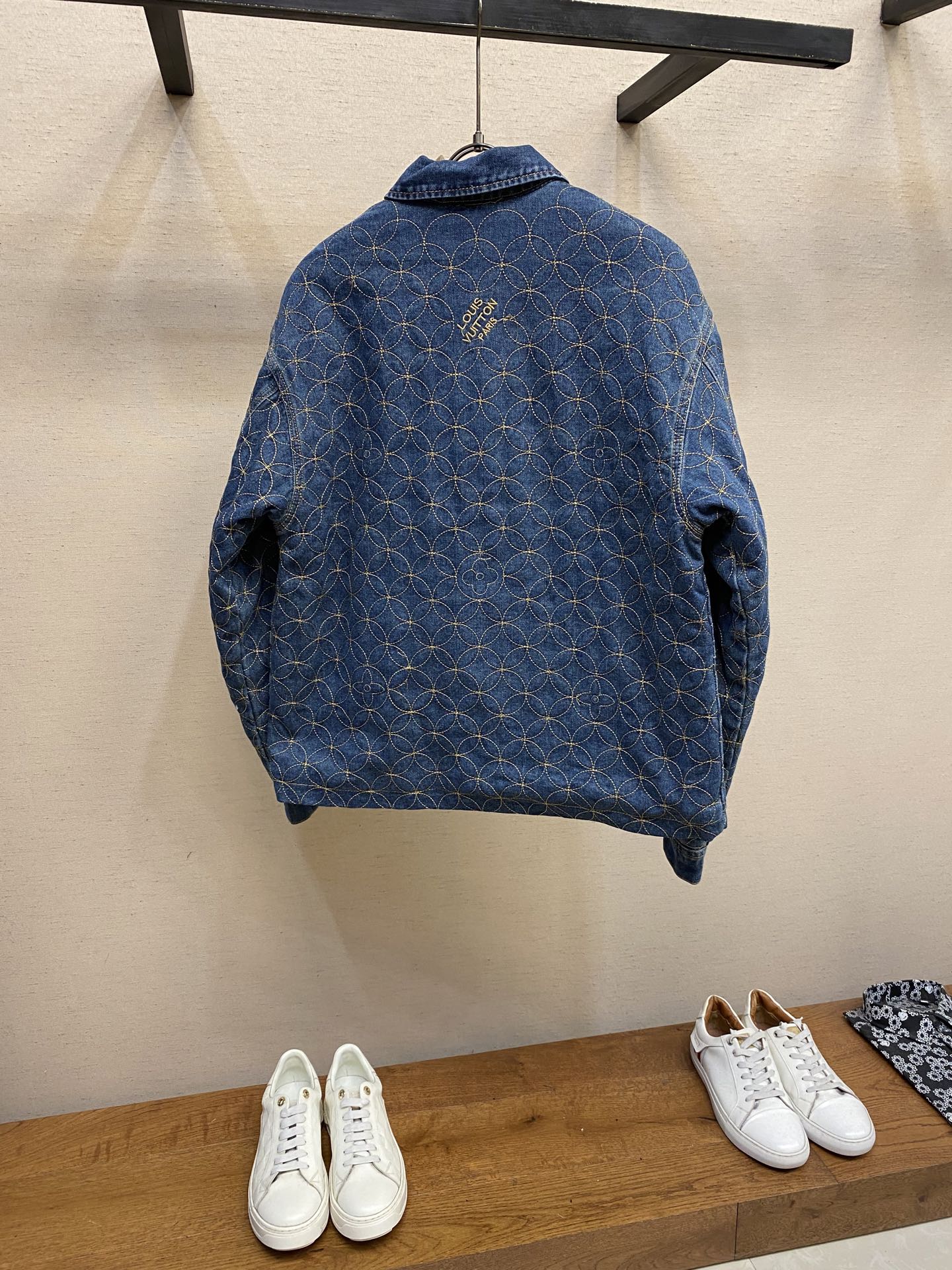 🌟🌟1V、2025秋冬系列的合作之作，展现了Louis Vuitton的精湛技艺。短裤饰有Dandy M