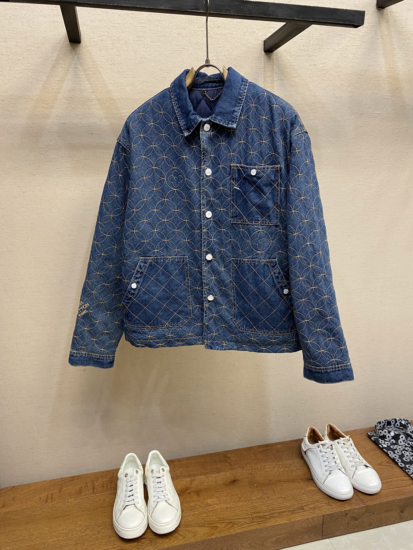 NO:509932,The collaboration of the 1V and 2025 autumn and winter series shows Louis Vuitton's superb skills. The shorts are decorated with Dandy Monogram patterns, which draws on Nigo's Japanese traditions and are seamlessly embroidered with contrasting tobacco yarns, and incorporates the Louis Vuitton logo. Pearl rivets add a stylish finishing touch to this catwalk item, paired with jackets in the same color. Loose style, deep indigo, full-body iconic embroidery, pearl effect button closure, classic denim, pocket structure, with pearl rivets, iconic matte leather jacquard, sleeves and back embroidered with House logo Size S-XL,,louis vuitton, shorts, jackets & coats, alexander wang198609091V、2025秋冬系列的合作之作,展现了Louis Vuitton的精湛技艺.短裤饰有Dandy Monogram图案,汲取了Nigo的日本传统,并以撞色烟草色纱线无缝刺绣,并融入Louis Vuitton标志.珍珠铆钉为这款T台单品增添了时尚的点睛之笔,搭配同色系夹克. 宽松版型 深靛蓝 全身标志性刺绣 珍珠效果纽扣开合 经典牛仔布 口袋结构,配珍珠铆钉 标志性磨砂革提花 袖子和后背绣有 House 标志 尺码S-XL,,louis vuitton,shorts,jackets & coats,alexander wang,Men's clothing