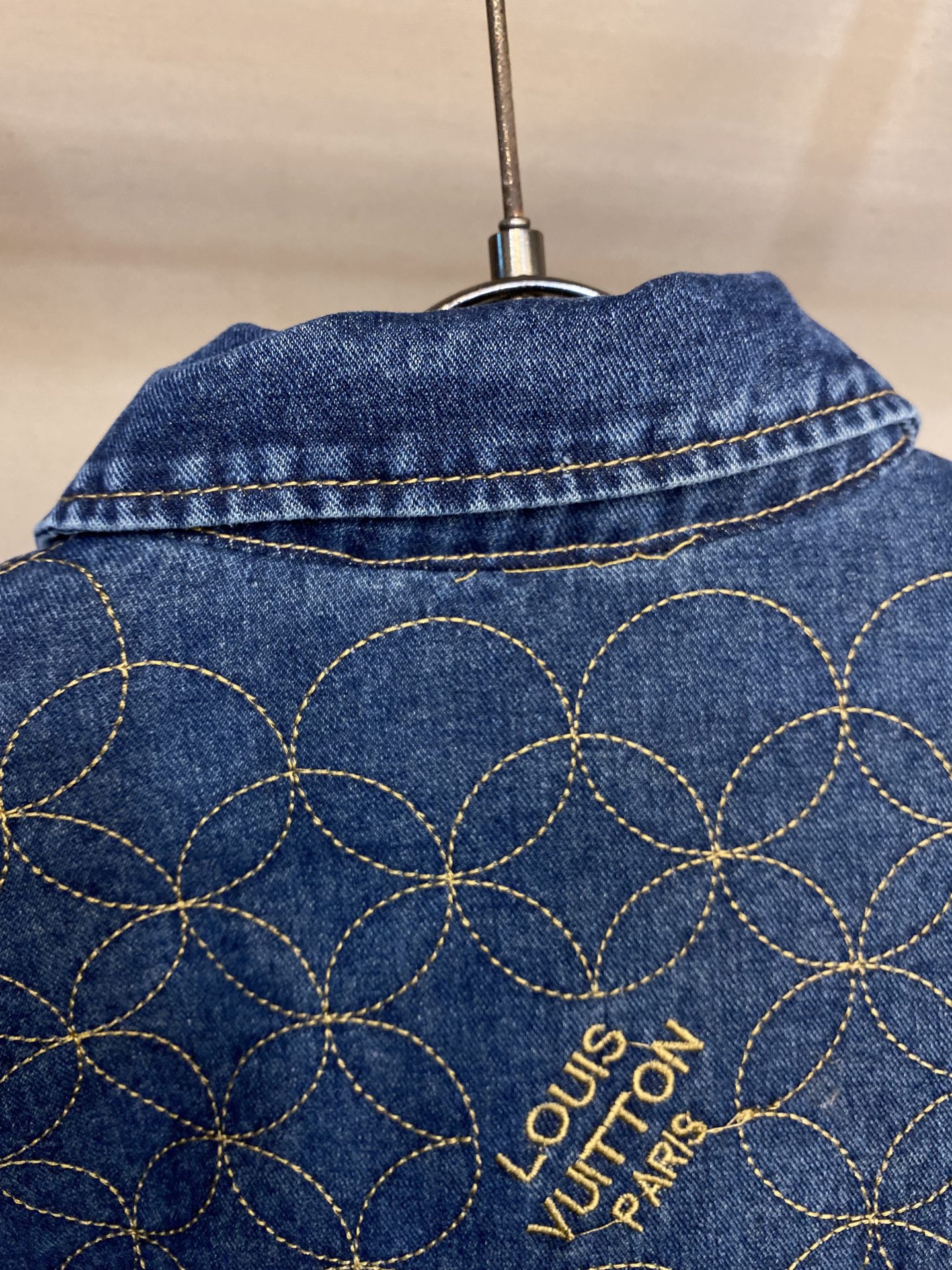 🌟🌟1V、2025秋冬系列的合作之作，展现了Louis Vuitton的精湛技艺。短裤饰有Dandy M